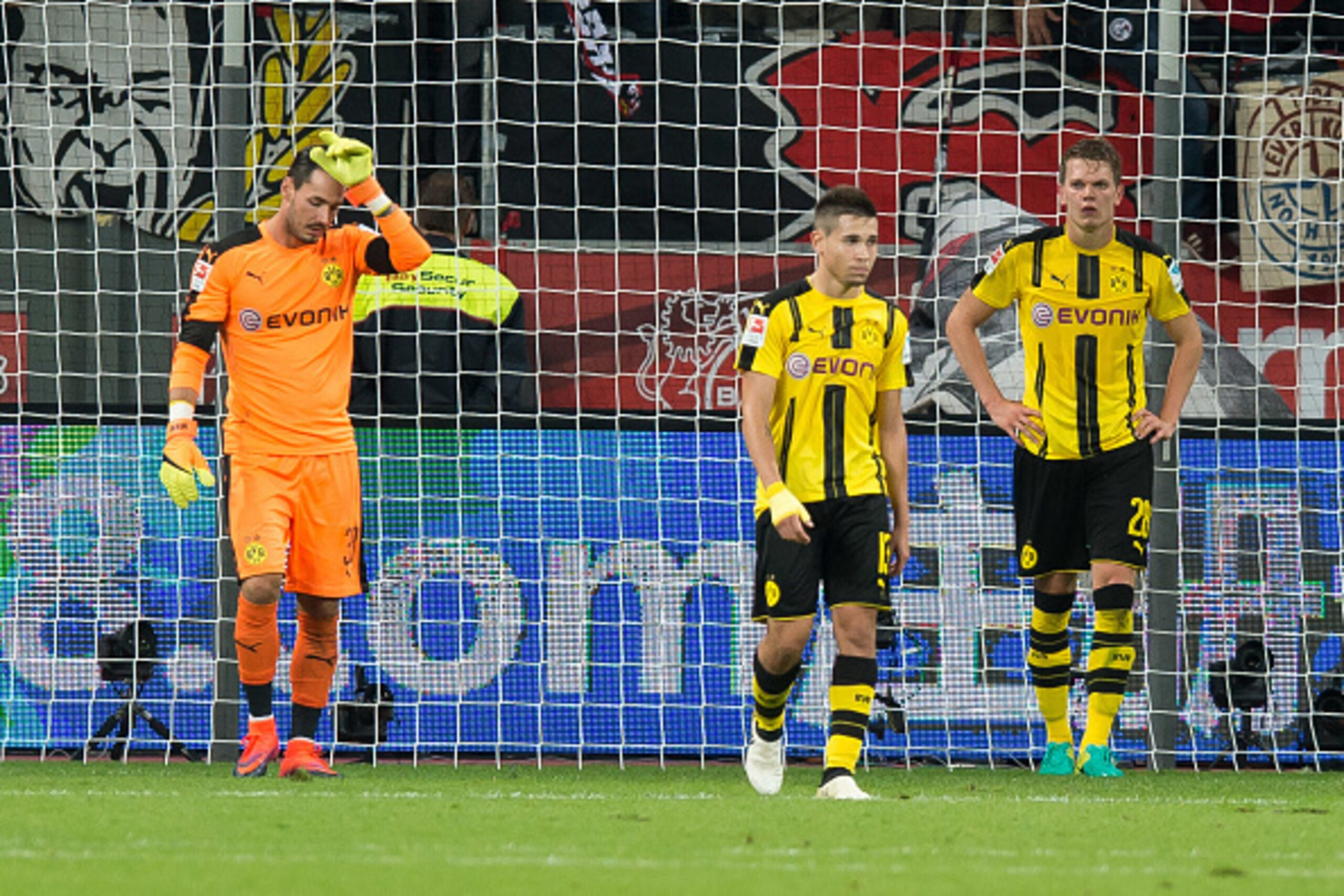 Leverkusen, Germany 01.10.2016, 1.Bundesliga 6. Spieltag, Bayer 04 Leverkusen - BV Borussia Dortmund, Torwart Roman Buerki (BVB), Raphael Guerreiro (BVB) und Matthias Ginter (BVB) mach dem gegentreffer (Photo by TF-Images/Getty Images) Leverkusen, Germany 01.10.2016, 1.Bundesliga 6. Spieltag, Bayer 04 Leverkusen - BV Borussia Dortmund, Torwart Roman Buerki (BVB), Raphael Guerreiro (BVB) und Matthias Ginter (BVB) mach dem gegentreffer (Photo by TF-Images/Getty Images)