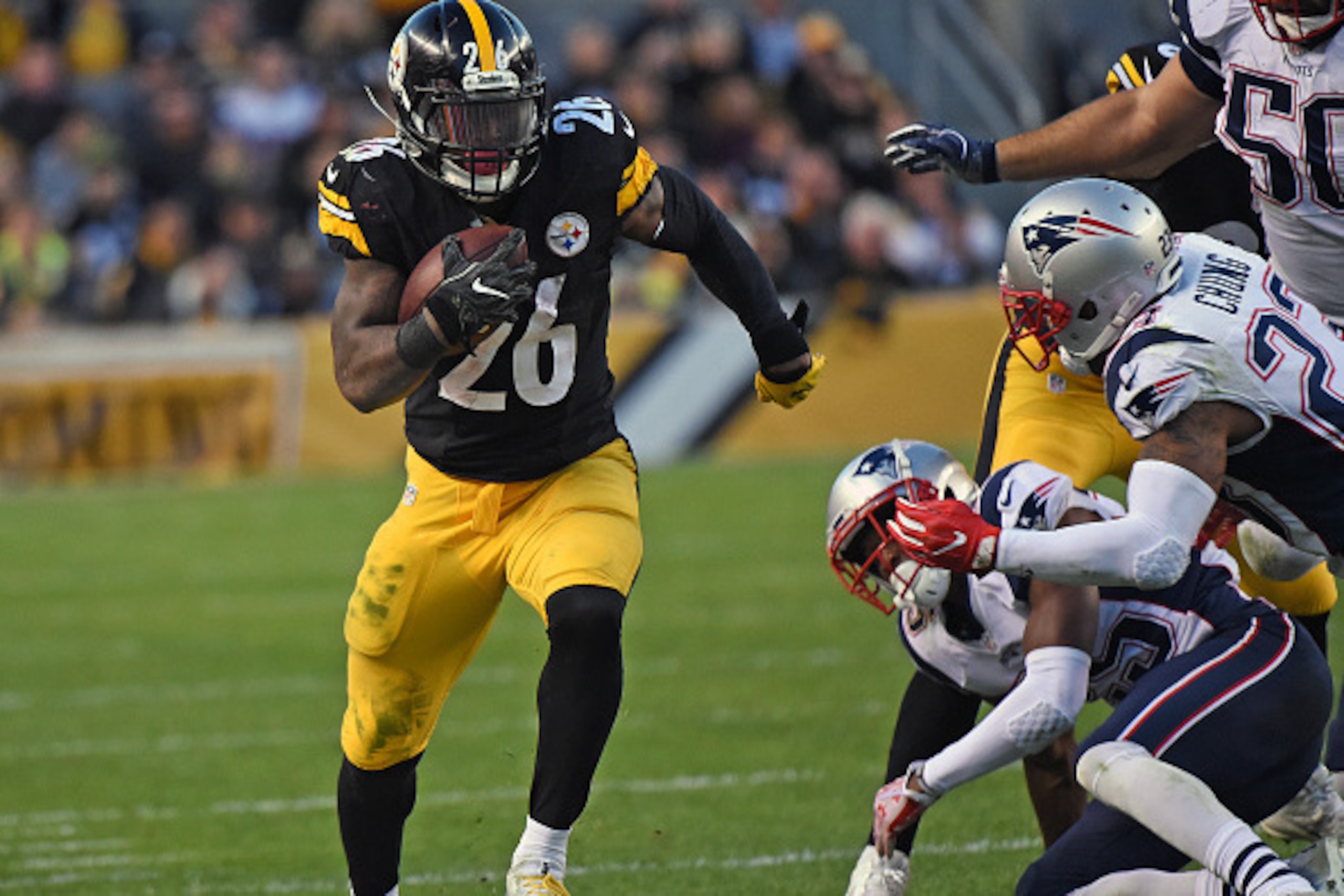 PITTSBURGH, PA - OCTOBER 23: Running back Le'Veon Bell #26 of the Pittsburgh Steelers runs with the football along the sideline during a game against the New England Patriots at Heinz Field on October 23, 2016 in Pittsburgh, Pennsylvania. The Patriots def