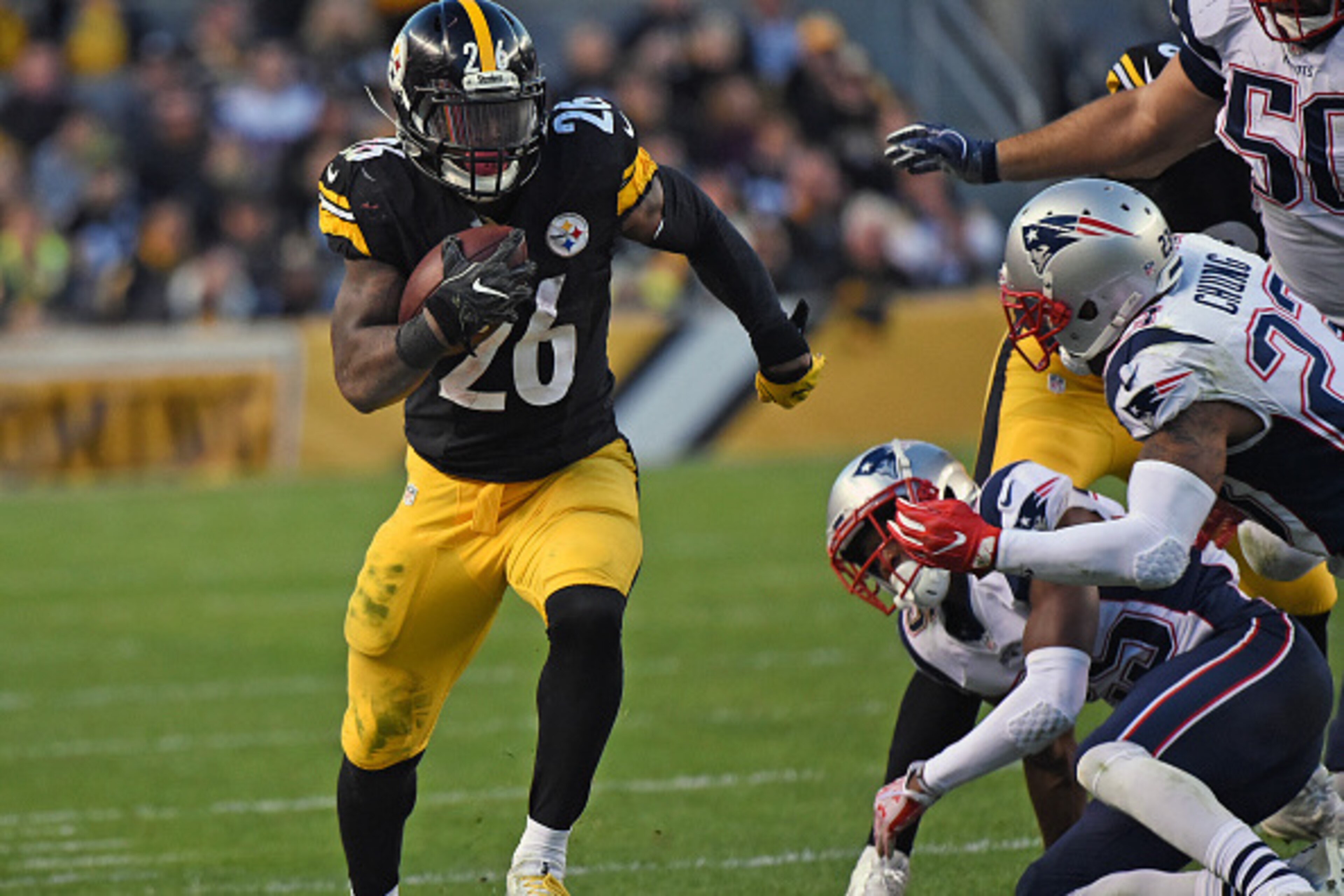 PITTSBURGH, PA - OCTOBER 23: Running back Le'Veon Bell #26 of the Pittsburgh Steelers runs with the football along the sideline during a game against the New England Patriots at Heinz Field on October 23, 2016 in Pittsburgh, Pennsylvania. The Patriots def