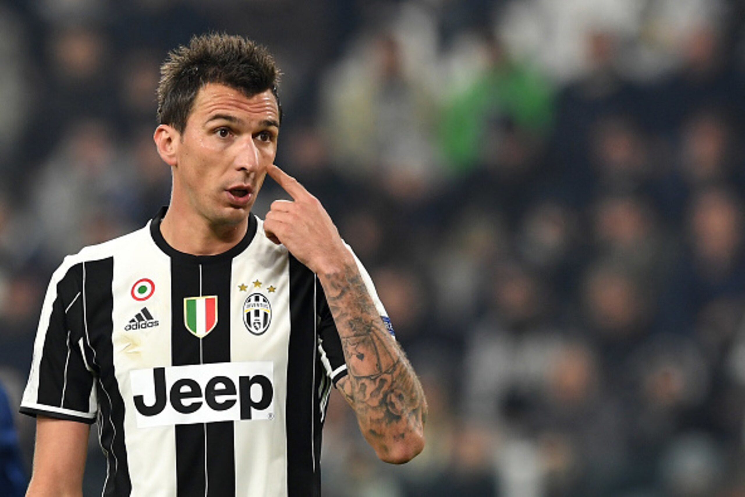 TURIN, ITALY - NOVEMBER 02:  Mario Mandzukic of Juventus gestures during the UEFA Champions League Group H match between Juventus and Olympique Lyonnais at Juventus Stadium on November 2, 2016 in Turin, Italy.  (Photo by Valerio Pennicino/Getty Images)