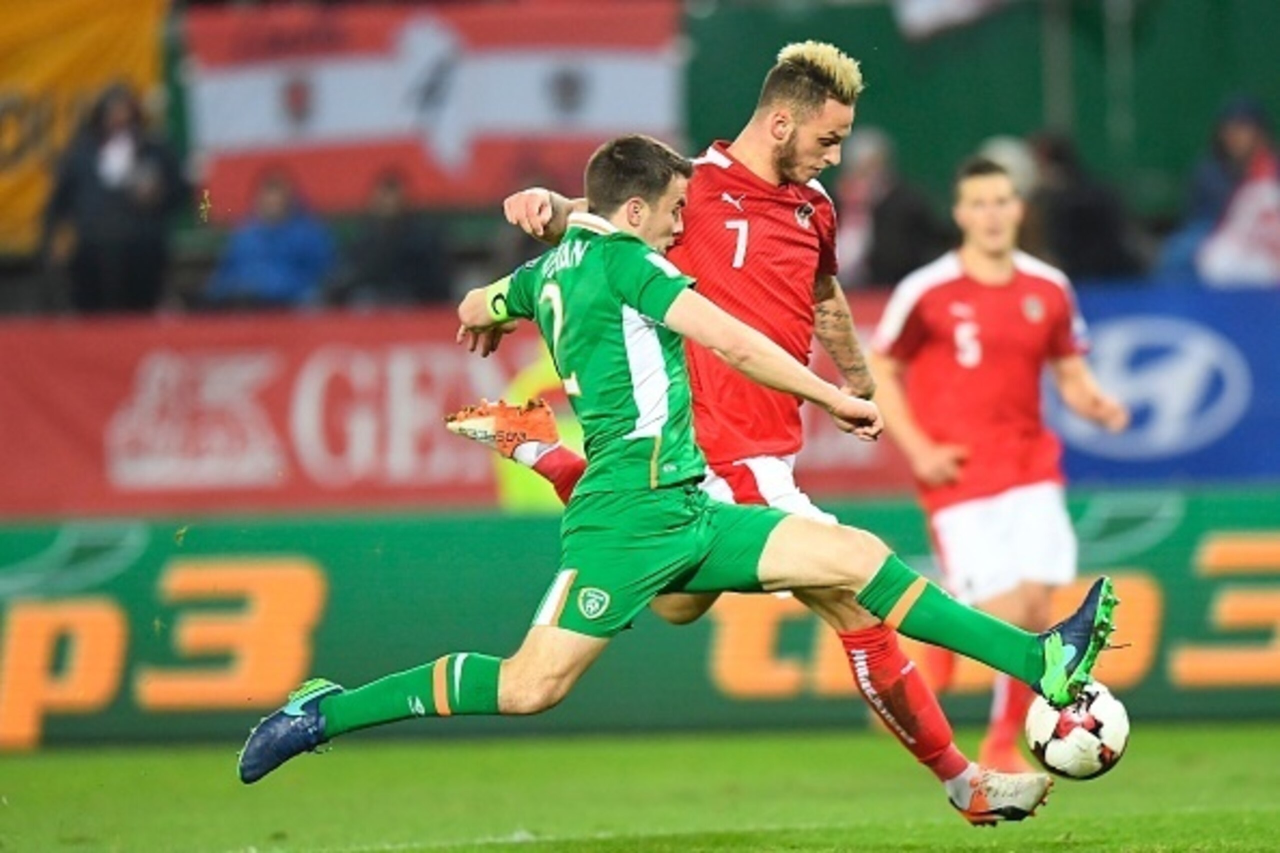 Austria's Marko Arnautovic vies with Ireland's Seamus Coleman during the World Cup 2018 qualification football match between Austria and Ireland in Vienna on November 12, 2016.  / AFP / JOE KLAMAR        (Photo credit should read JOE KLAMAR/AFP/Getty Imag