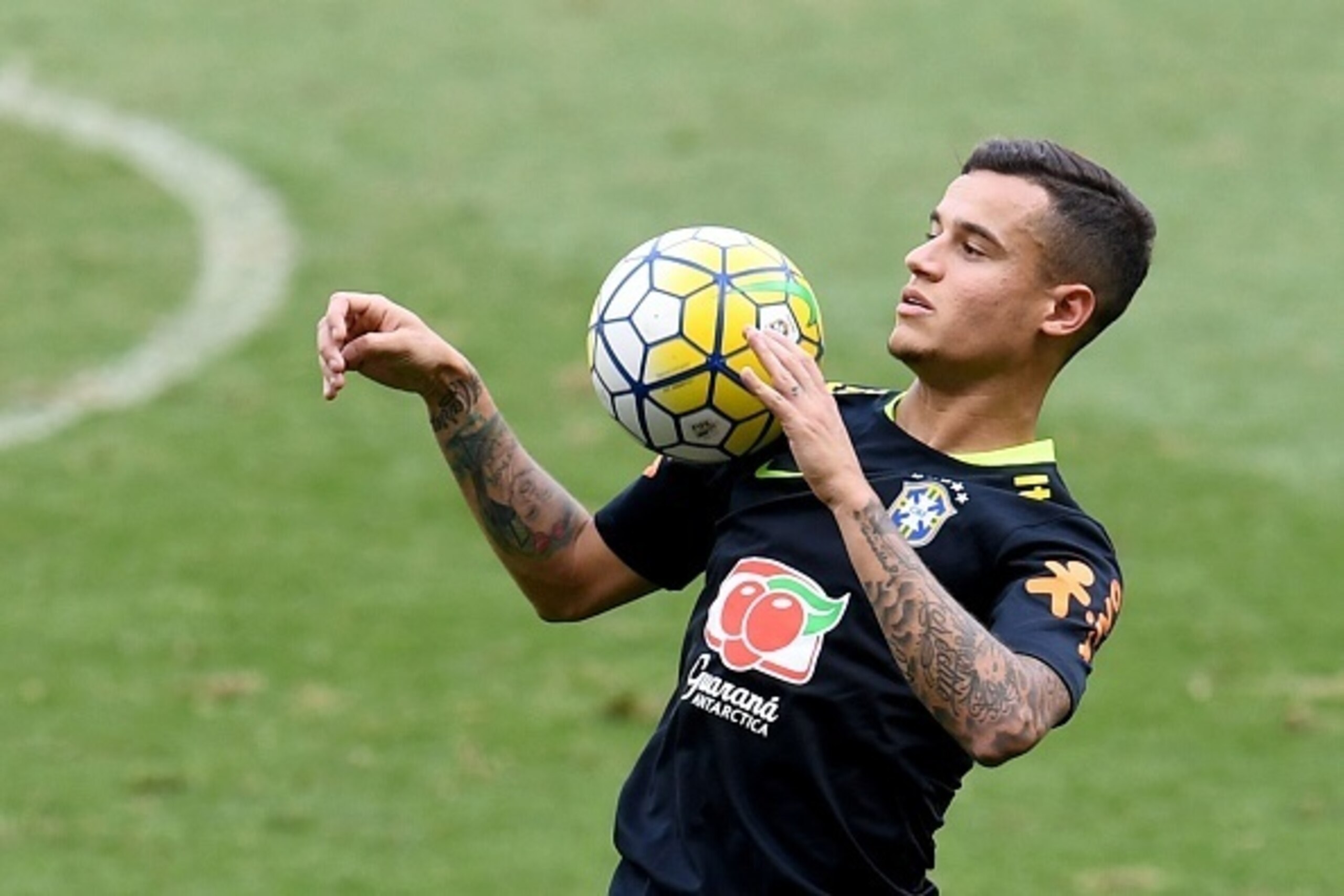 Brazil's player Philippe Coutinho controls the ball during a training session at Mineirao stadium in Belo Horizonte, Minas Gerais, Brazil, on November 9, 2016. 
Brazil will face Argentina for a World Cup 2018 South American qualifier match on Thursday / A