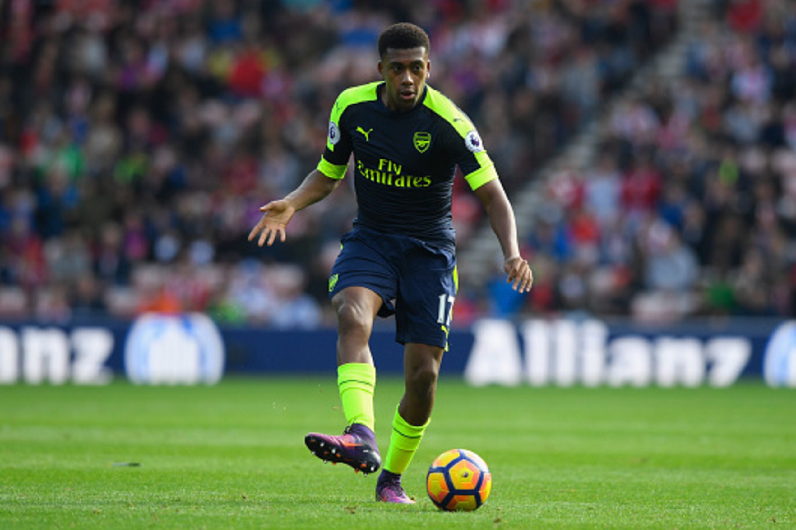 SUNDERLAND, ENGLAND - OCTOBER 29: Arsenal player Alex Iwobi in action during the Premier League match between Sunderland and Arsenal at Stadium of Light on October 29, 2016 in Sunderland, England.  (Photo by Stu Forster/Getty Images)