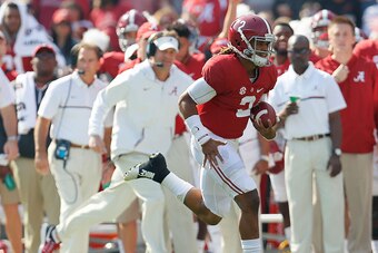 TUSCALOOSA, AL - NOVEMBER 12:  Jalen Hurts #2 of the Alabama Crimson Tide rushes against the Mississippi State Bulldogs at Bryant-Denny Stadium on November 12, 2016 in Tuscaloosa, Alabama.  (Photo by Kevin C. Cox/Getty Images)