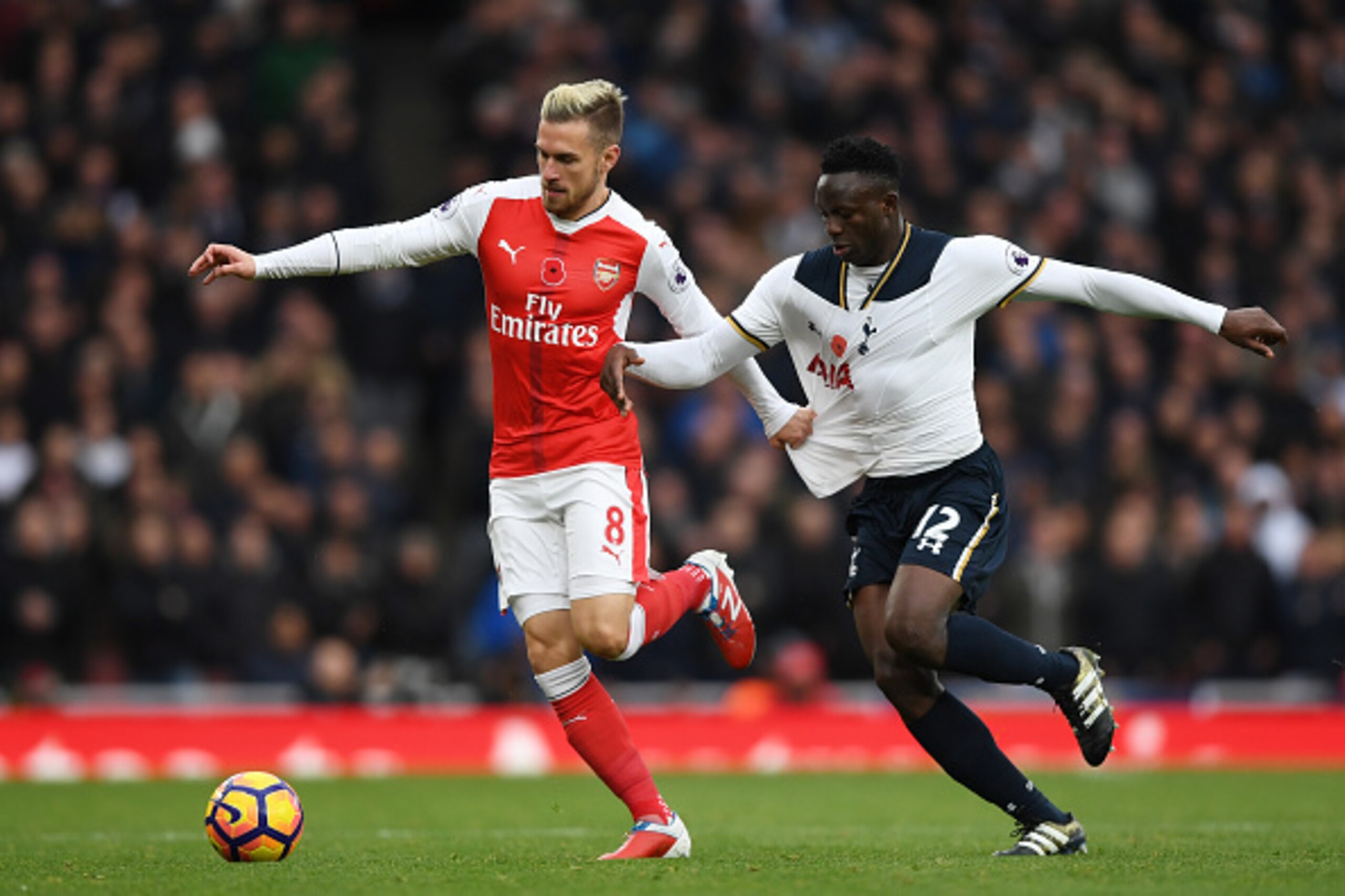 LONDON, ENGLAND - NOVEMBER 06:  Victor Wanyama of Tottenham Hotspur closes down Aaron Ramsey of Arsenal during the Premier League match between Arsenal and Tottenham Hotspur at Emirates Stadium on November 6, 2016 in London, England.  (Photo by Shaun Bott