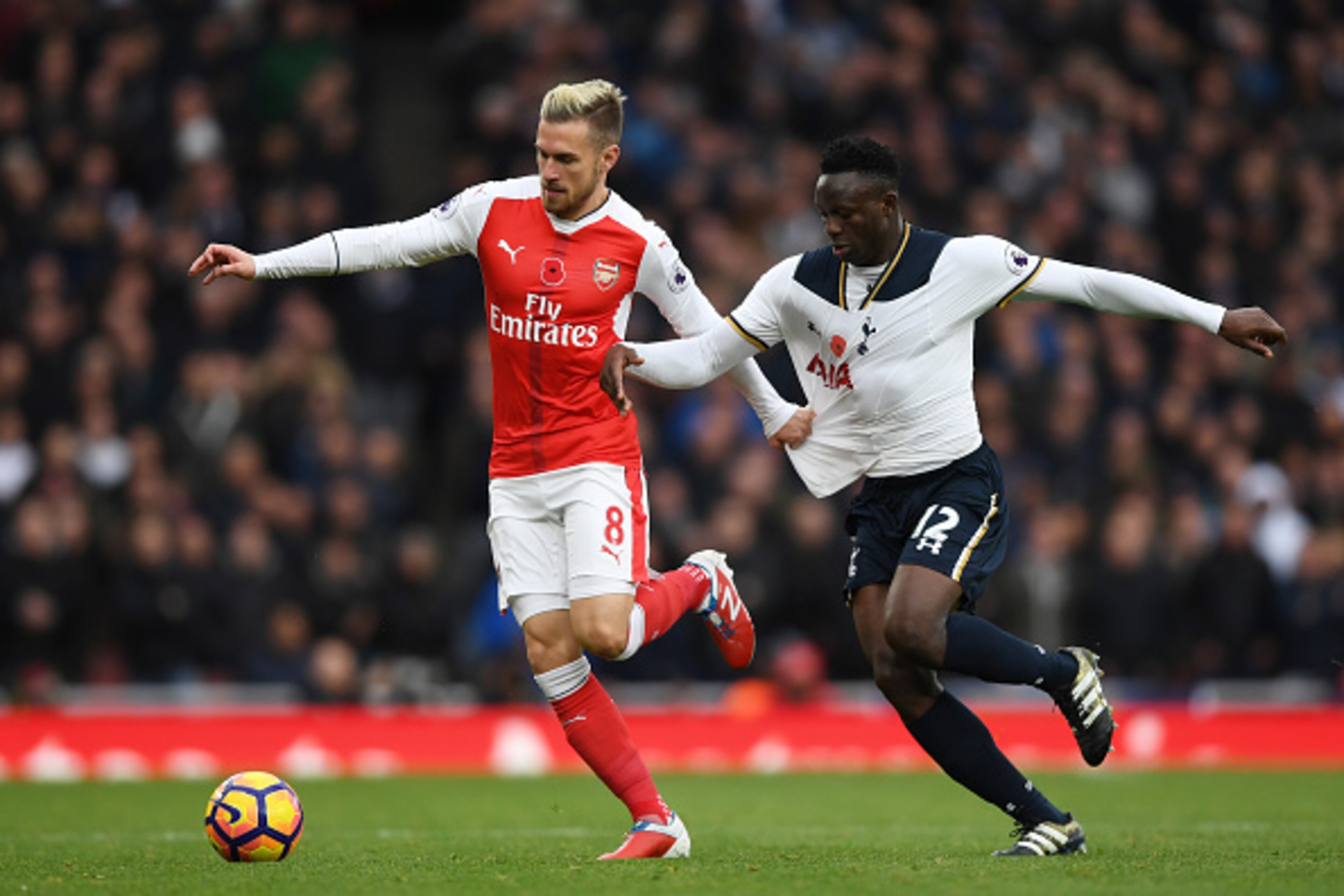 LONDON, ENGLAND - NOVEMBER 06:  Victor Wanyama of Tottenham Hotspur closes down Aaron Ramsey of Arsenal during the Premier League match between Arsenal and Tottenham Hotspur at Emirates Stadium on November 6, 2016 in London, England.  (Photo by Shaun Bott