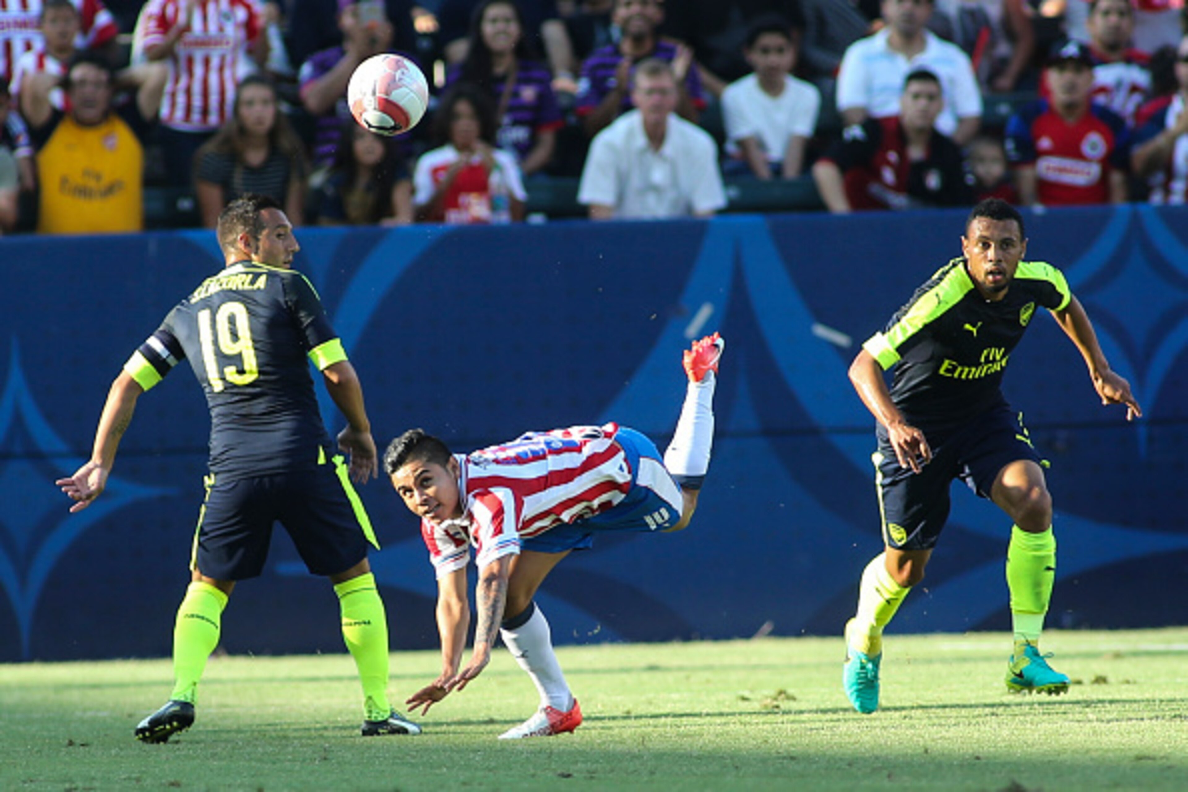 Chivas Guadalajara midfielder Javier Eduardo Lopez (C) defended by Arsenal midfielders Santi Cazorla (L)and Francis Coquelin (R) during their friendly soccer match at StubHub Center in Carson, California on July 31, 2016. Arsenal won 3-1. / AFP / RINGO CH