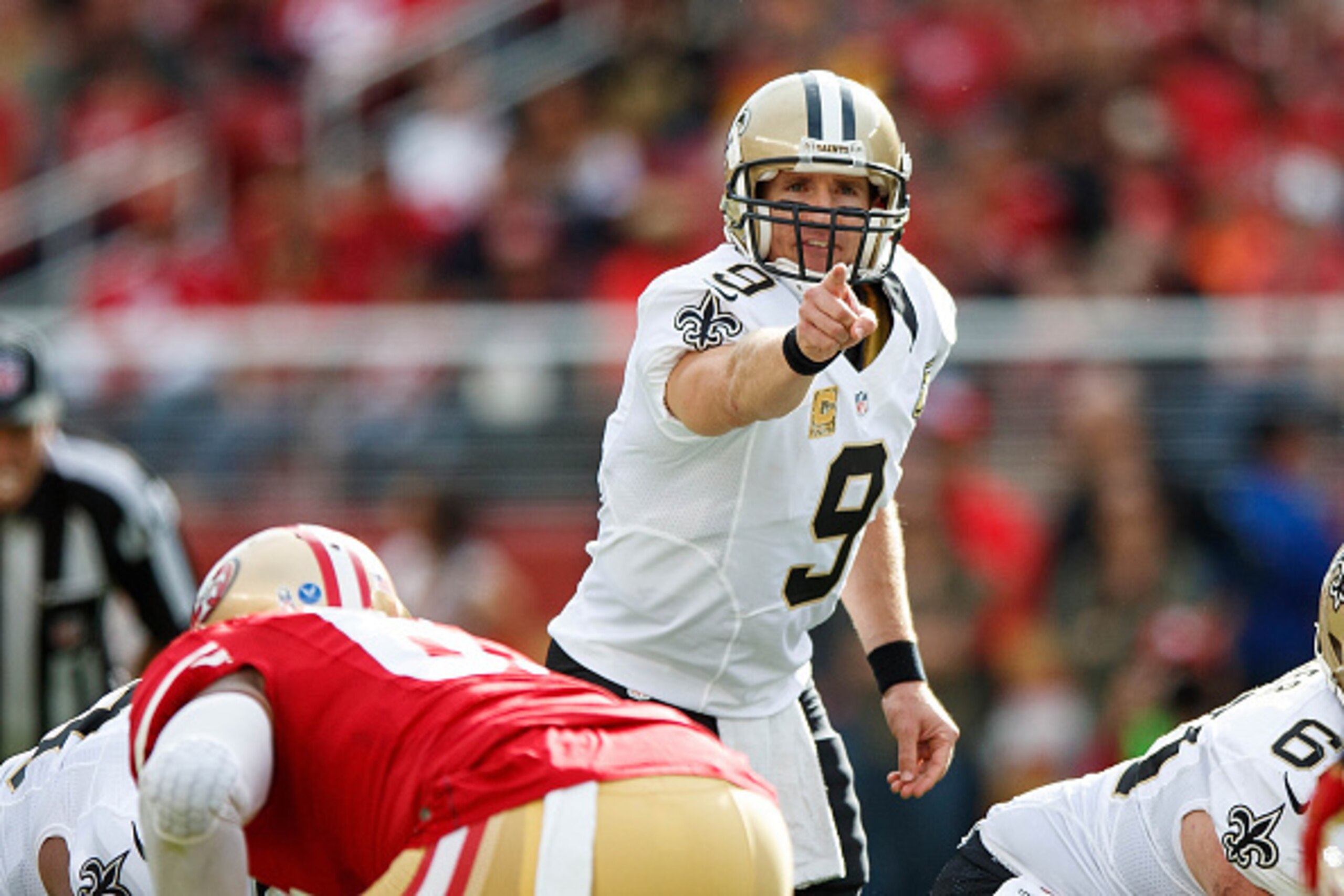 SANTA CLARA, CA - NOVEMBER 06: Quarterback Drew Brees #9 of the New Orleans Saints signals from behind the line of scrimmage against the San Francisco 49ers during the second quarter at Levi's Stadium on November 6, 2016 in Santa Clara, California. The Ne