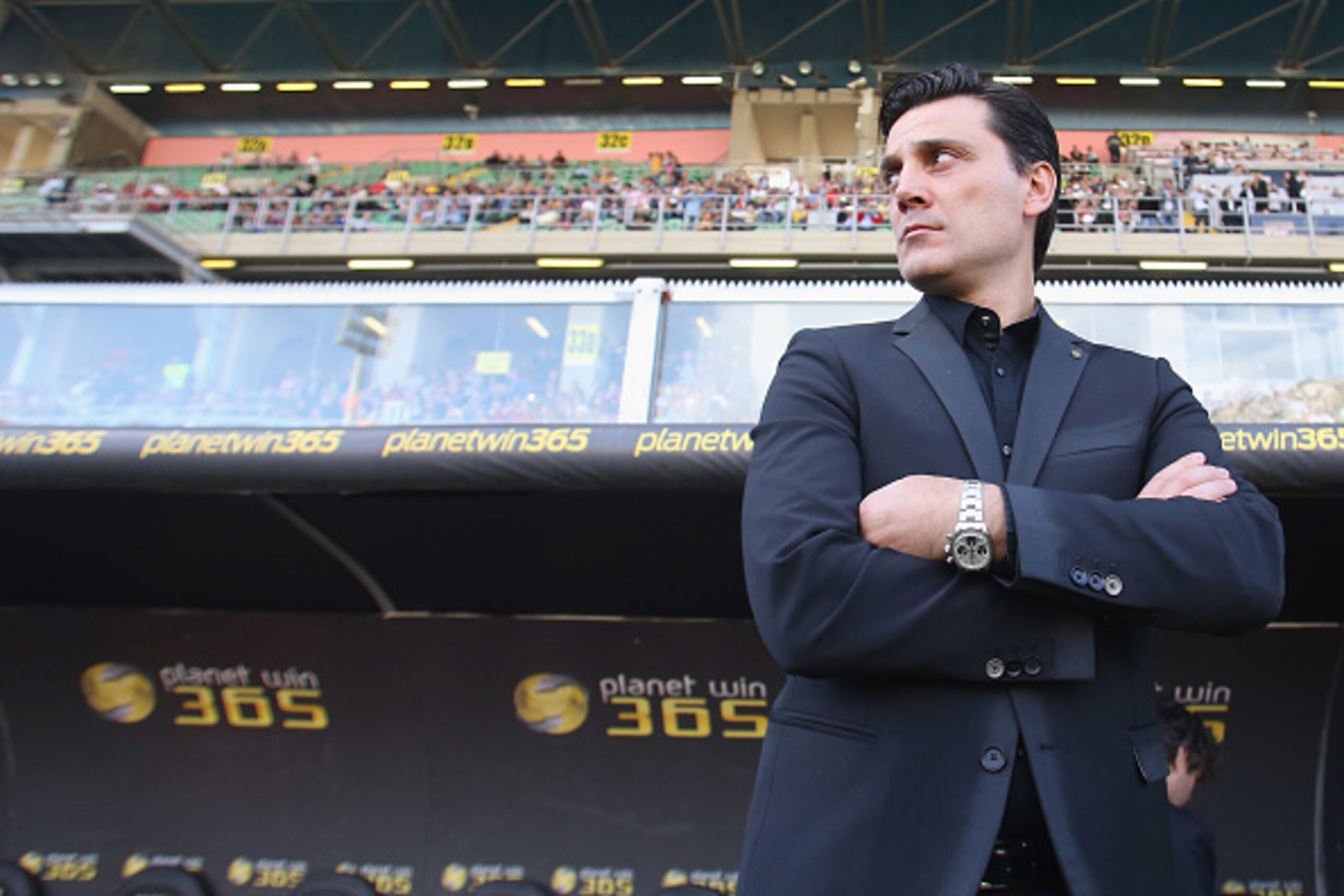 PALERMO, ITALY - NOVEMBER 06: Head coach of Milan Vincenzo Montella during the Serie A match between US Citta di Palermo and AC Milan at Stadio Renzo Barbera on November 6, 2016 in Palermo, Italy. (Photo by Maurizio Lagana/Getty Images) PALERMO, ITALY - NOVEMBER 06: Head coach of Milan Vincenzo Montella during the Serie A match between US Citta di Palermo and AC Milan at Stadio Renzo Barbera on November 6, 2016 in Palermo, Italy. (Photo by Maurizio Lagana/Getty Images)