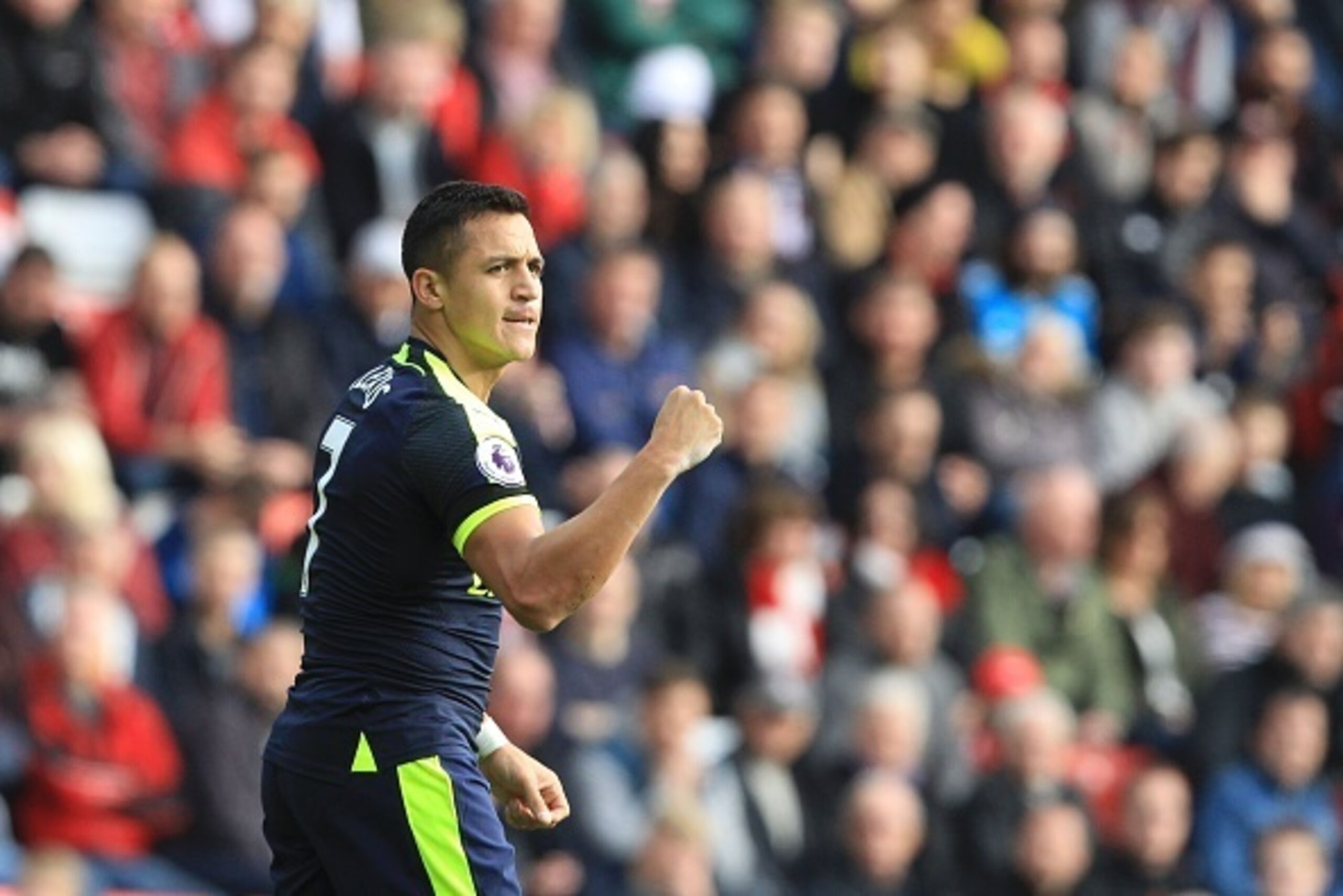 Arsenal's Chilean striker Alexis Sanchez celebrates scoring the opening goal during the English Premier League football match between Sunderland and Arsenal at the Stadium of Light in Sunderland, northeast England on October 29, 2016. / AFP / Lindsey PARN