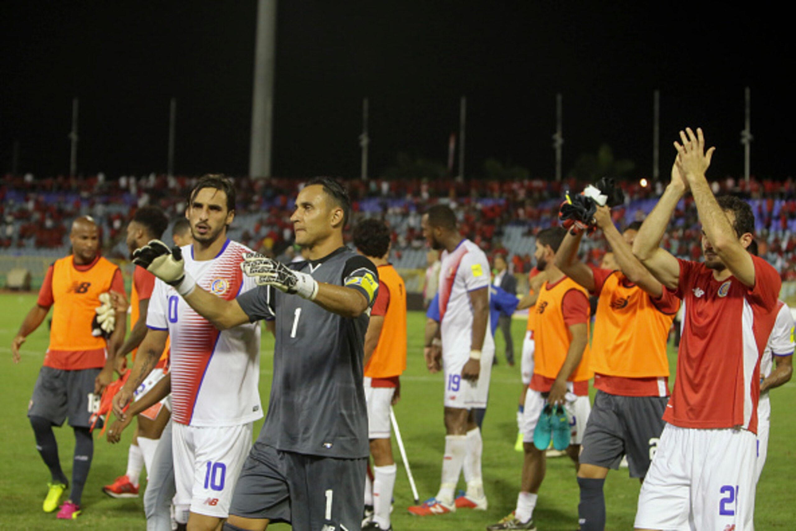 Costa Rica's goalkeeper Keylor Navas (C), midfielder Bryan Ruiz (L) and defender Johnny Acosta (R) acknowledge the crowd after defeating Trinidad and Tobago in their 2018 World Cup qualifier football match in Port of Spain, on November 11, 2016. / AFP / A