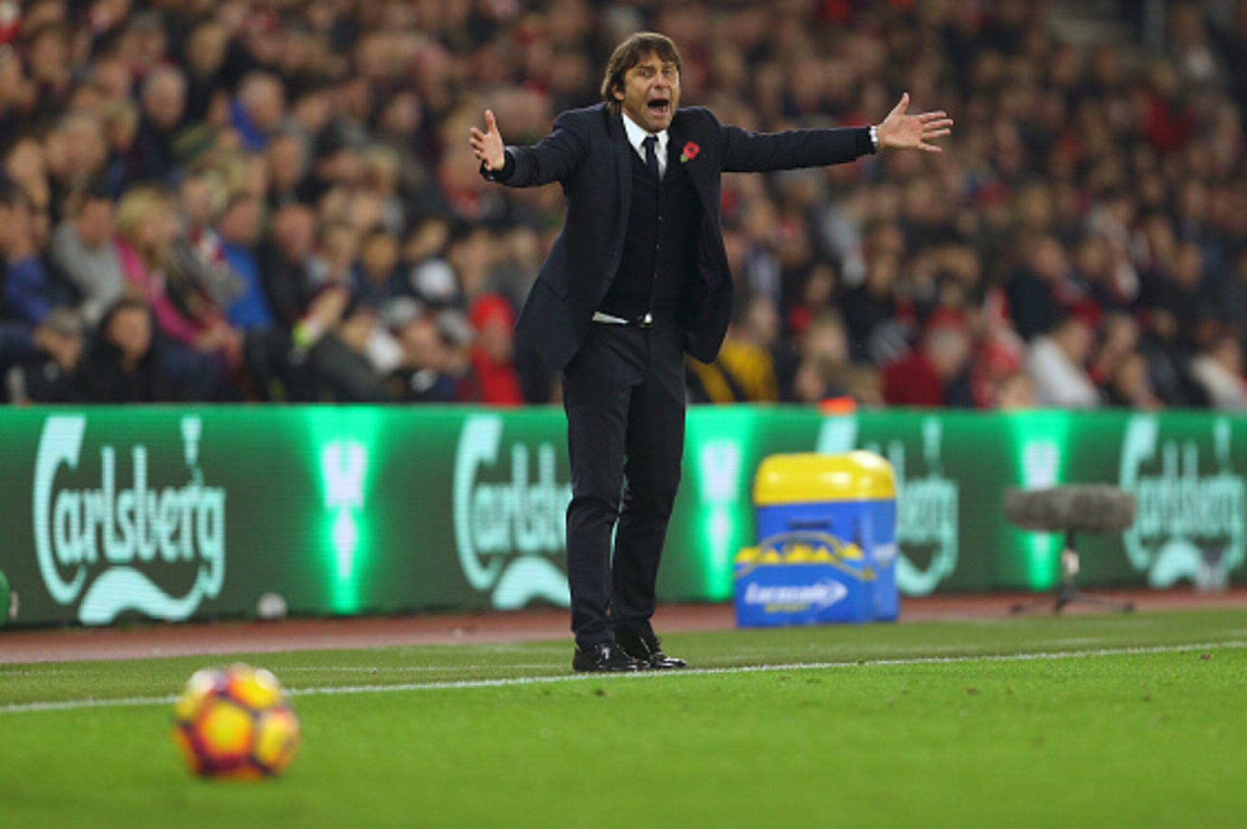 SOUTHAMPTON, ENGLAND - OCTOBER 30: Antonio Conte manager / head coach of Chelsea during the Premier League match between Southampton and Chelsea at St Mary's Stadium on October 30, 2016 in Southampton, England. (Photo by Catherine Ivill - AMA/Getty Images