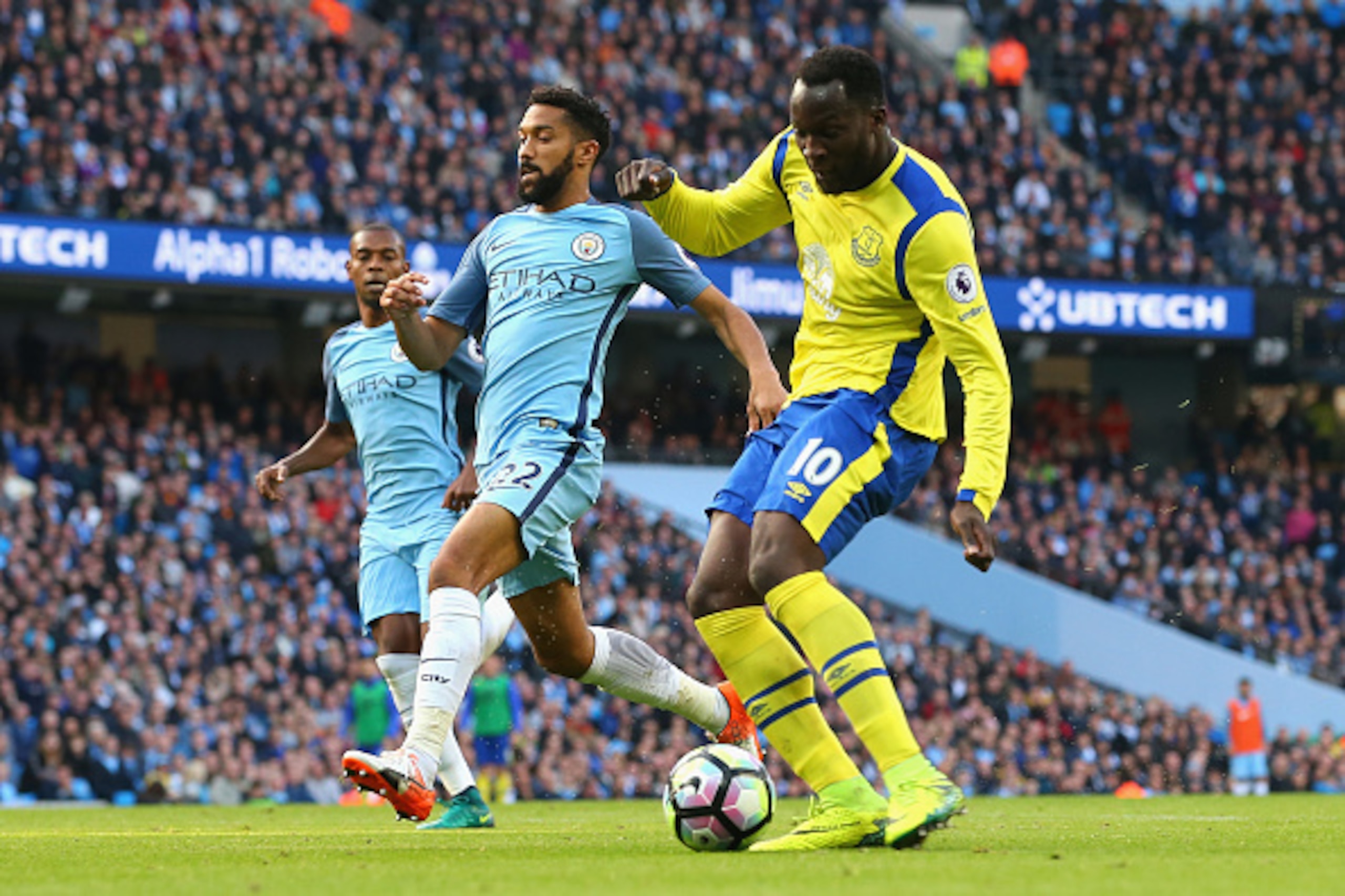 MANCHESTER, ENGLAND - OCTOBER 15: Romelu Lukaku of Everton (R) scores his sides first goal during the Premier League match between Manchester City and Everton at Etihad Stadium on October 15, 2016 in Manchester, England.  (Photo by Alex Livesey/Getty Imag