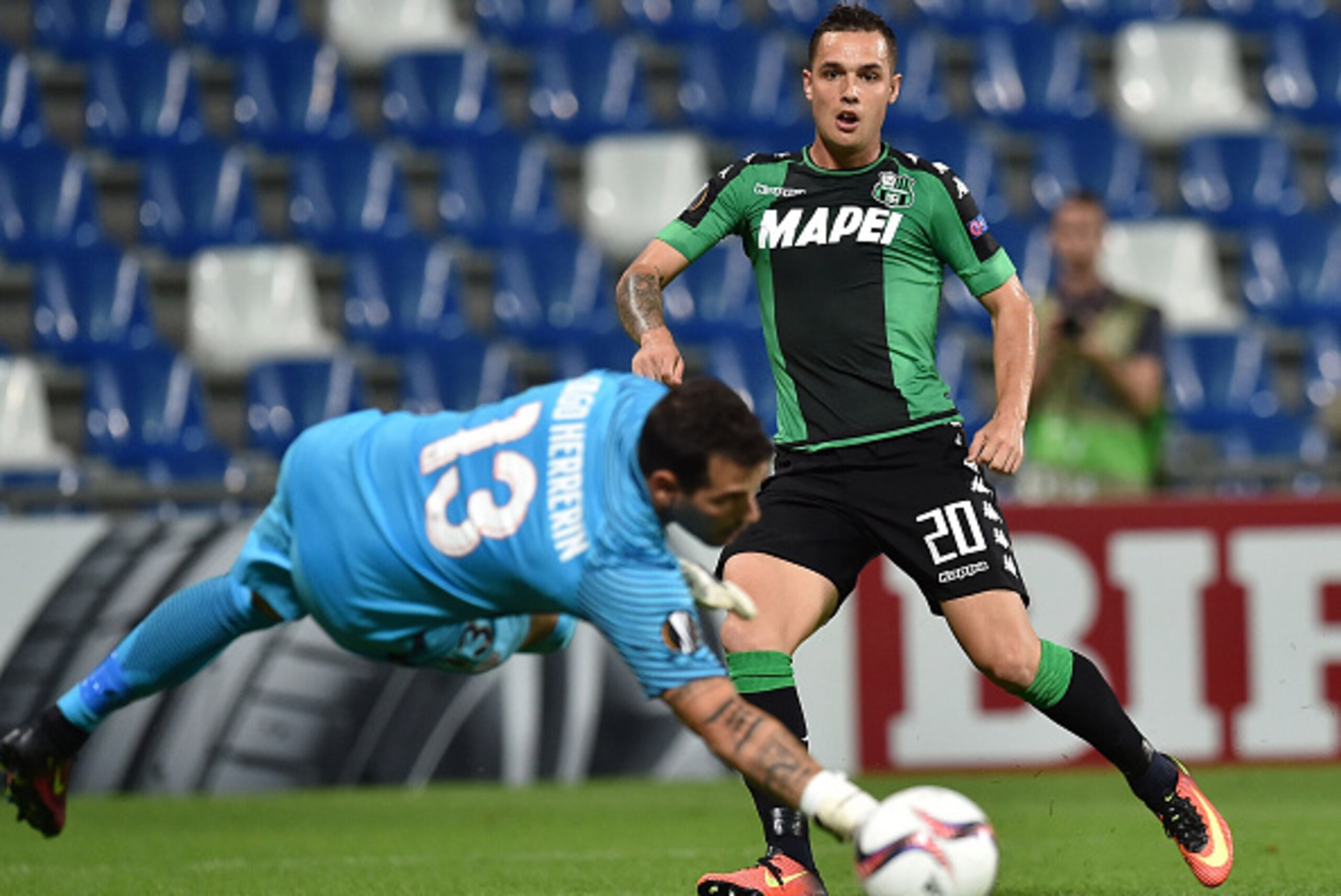 REGGIO NELL'EMILIA, ITALY - SEPTEMBER 15:  Pol Lirola of US Sassuolo Calcio scores the opening goal during the UEFA Europa League match between US Sassuolo Calcio and Athletic Club at Mapei Stadium - Citta' del Tricolore on September 15, 2016 in Reggio ne
