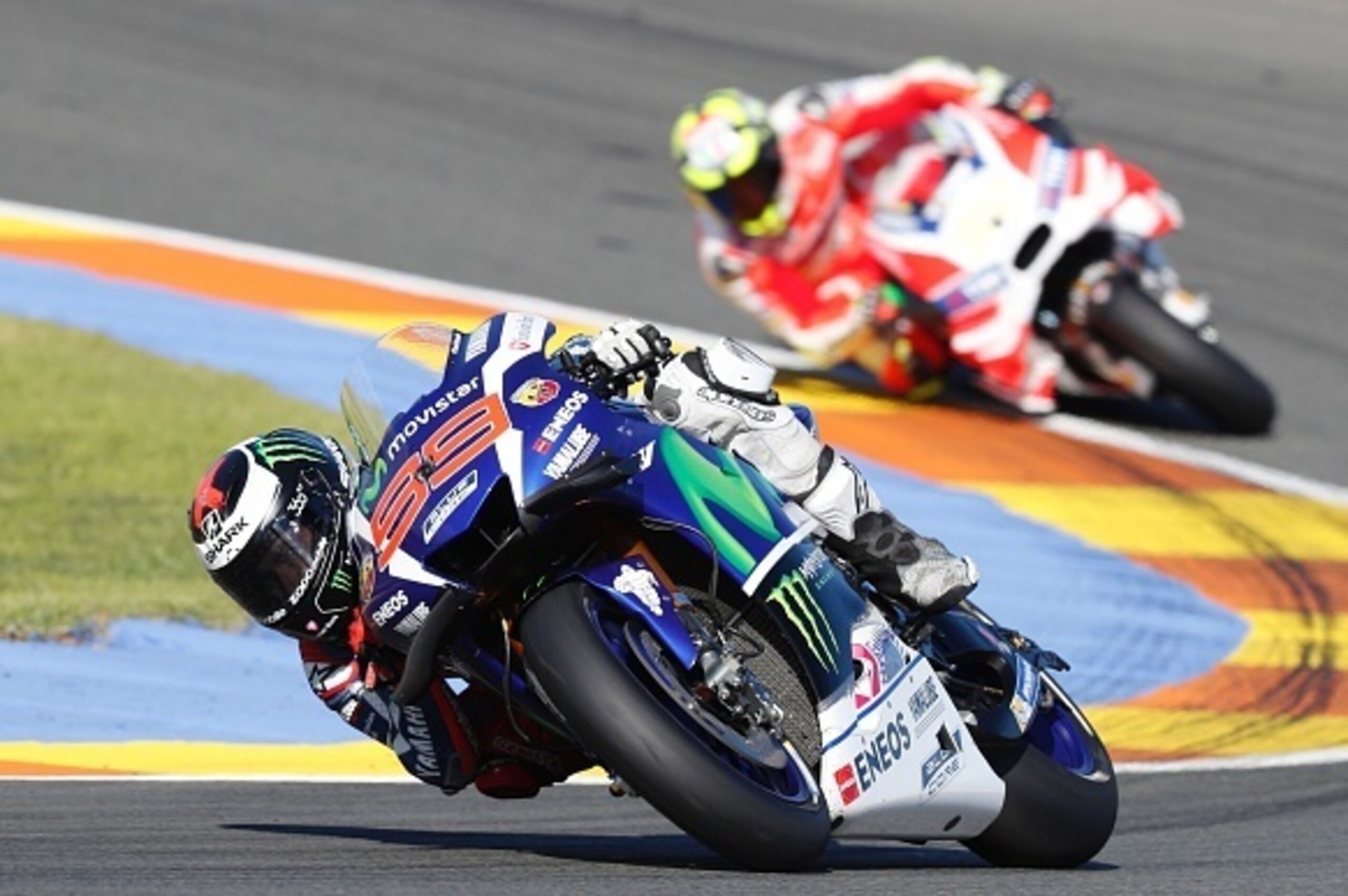 Jorge Lorenzo Movistar Yamaha MotoGP's Spanish rider (L) leads ahead of Andrea Iannone Ducati Team's Italian rider during the MotoGP race of the Motul Comunidad Valenciana Grand Prix at the Ricardo Tormo racetrack in Cheste, on November 13, 2016. / AFP / 