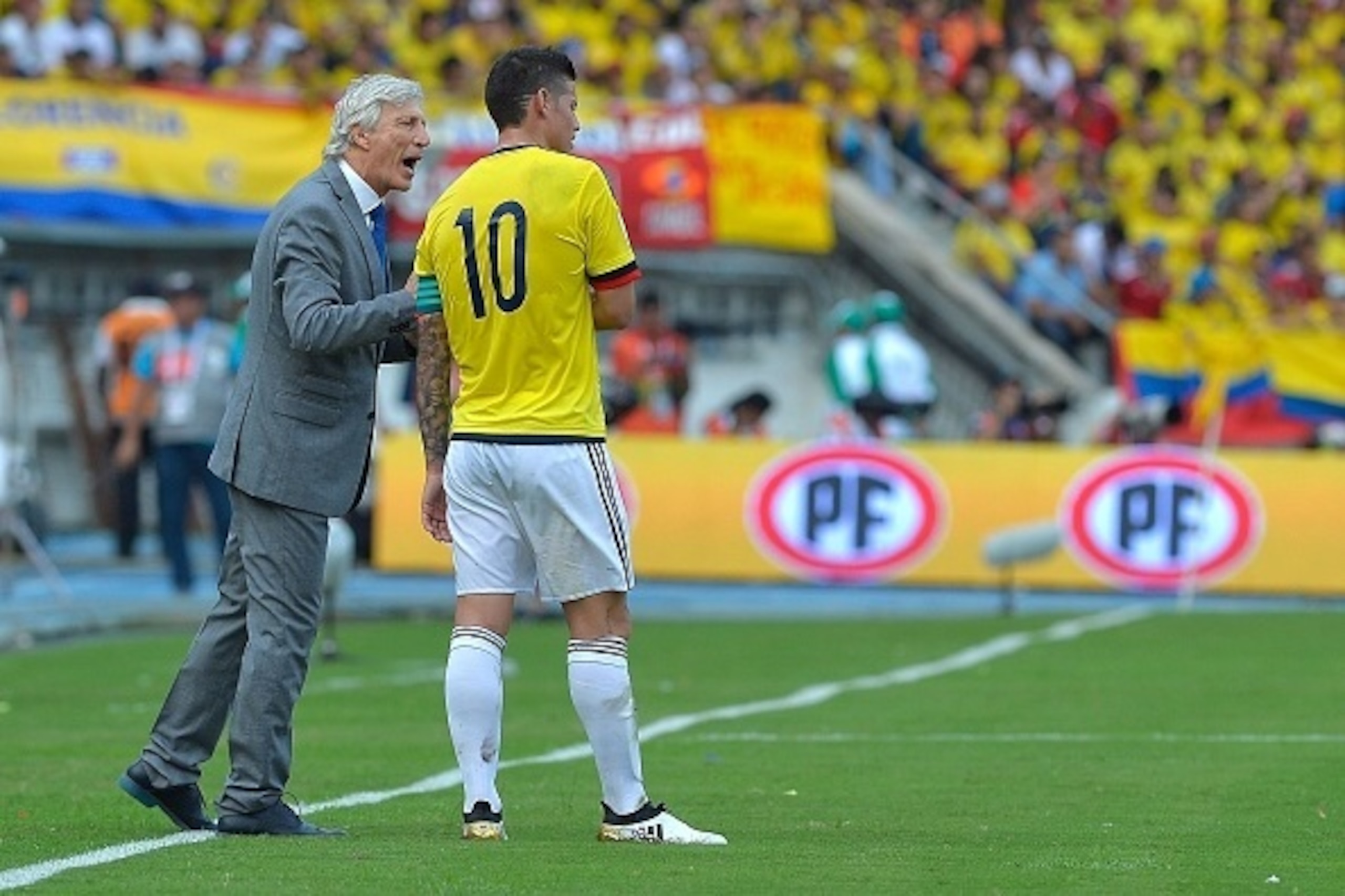 Colombia's coach Jose Pekerman (L) gives instructions to Colombia's midfielder James Rodriguez during their WC 2018 qualification football match against Chile in Barranquilla, Colombia, on November 10, 2016. / AFP / LUIS ROBAYO        (Photo credit should