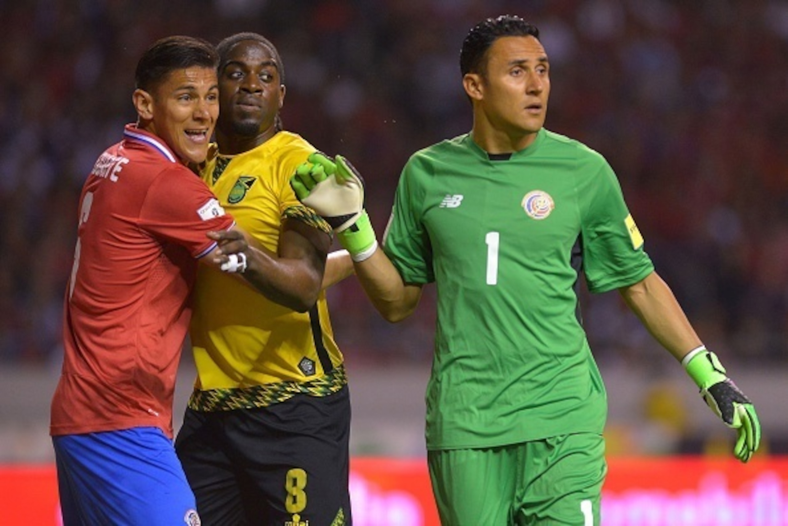 Costa Rica's Oscar Duarte (L) and Jamaica's Clayton Donaldson (C) vie next to Costa Rica's goalkeeper Keylor Navas during their Russia 2018 FIFA World Cup Concacaf Qualifiers' football match in San Jose, on March 29, 2016.   AFP PHOTO / EZEQUIEL BECERRA /