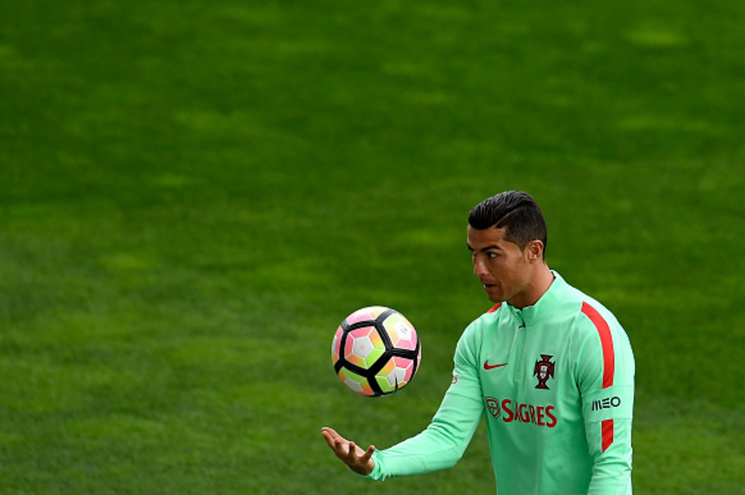 Portugal's forward Cristiano Ronaldo plays with the ball during a training session at the Algarve stadium in Faro on November 12, 2016, on the eve of the WC 2018 qualifying football match Portugal vs Latvia. / AFP / FRANCISCO LEONG        (Photo credit sh