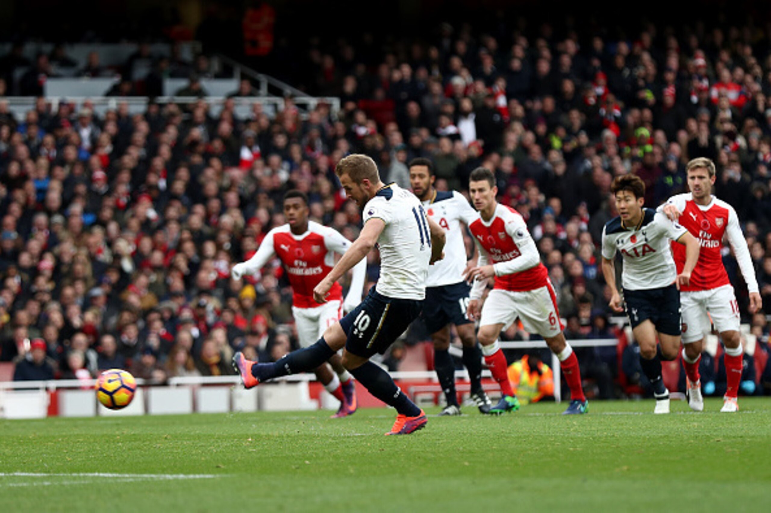LONDON, ENGLAND - NOVEMBER 06:  Harry Kane of Tottenham Hotspur scores his sides first goal from the penalty spot during the Premier League match between Arsenal and Tottenham Hotspur at Emirates Stadium on November 6, 2016 in London, England.  (Photo by 