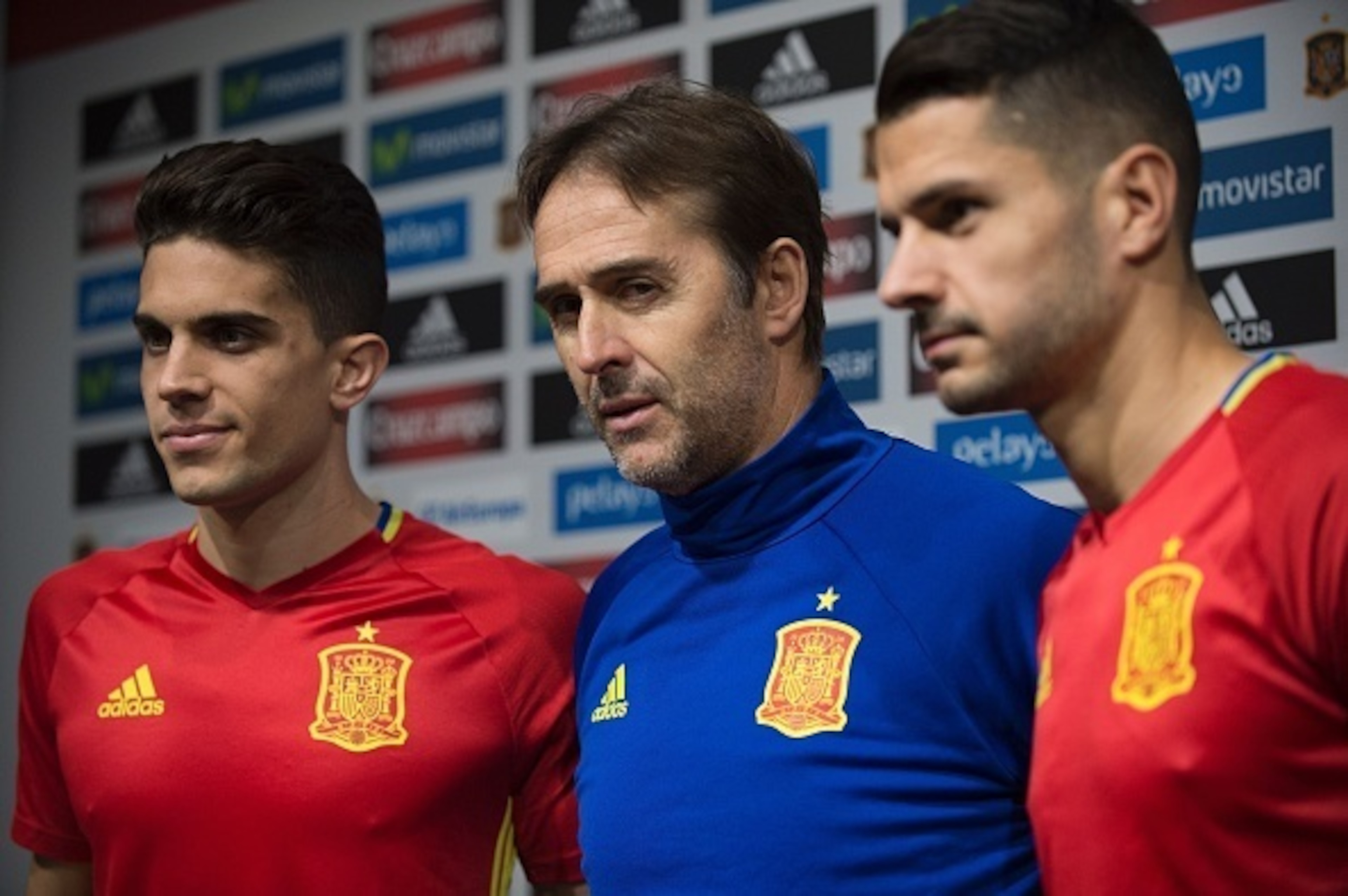 Spain's national football team head coach Julen Lopetegui (C) poses with defender Marc Bartra (L) and midfielder Vitolo during a training session at Los Carmenes  Stadium in Granada on November 11, 2016, on the eve of their FIFA World Cup 2018 qualifying 