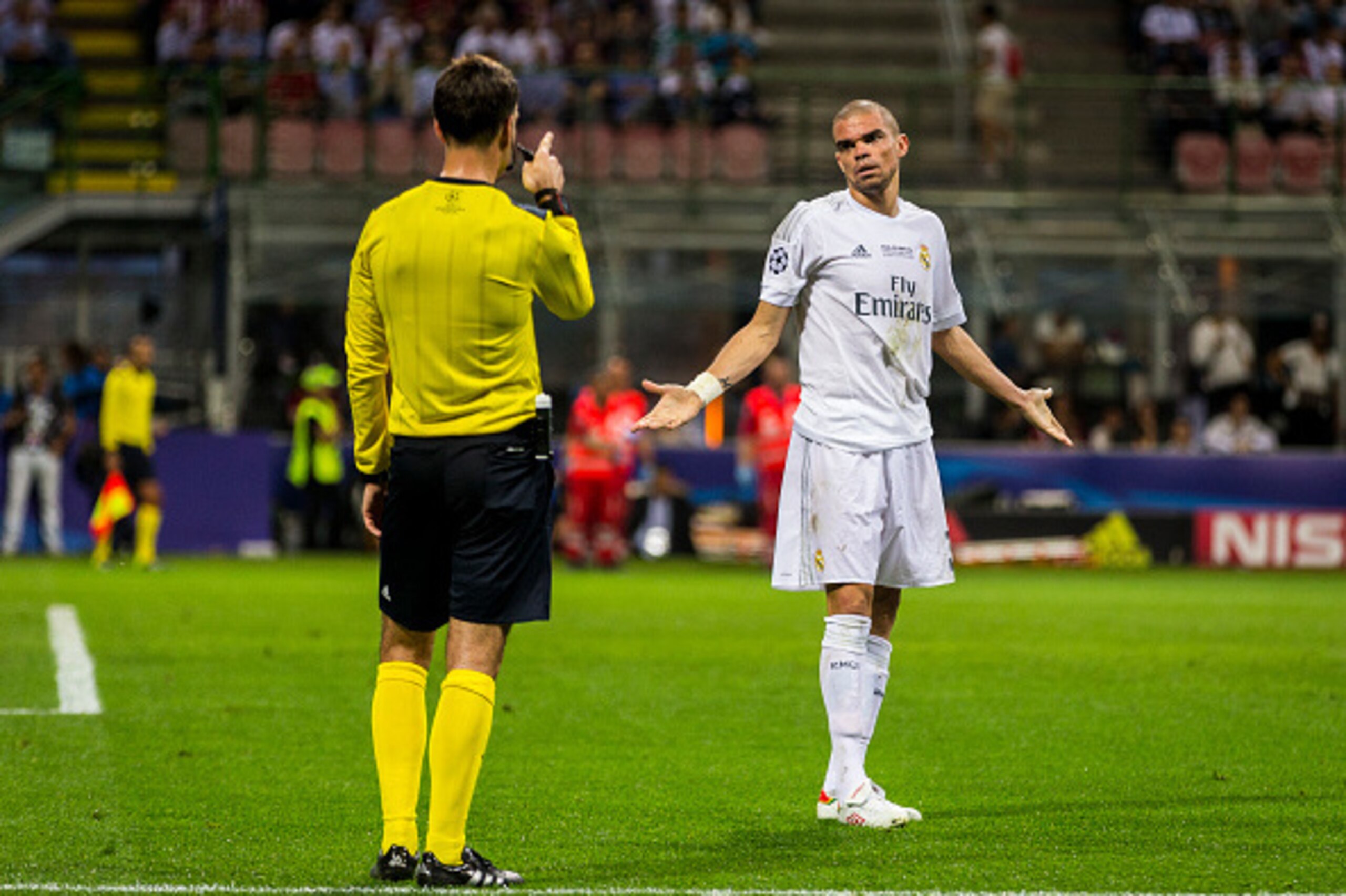MILAN, ITALY - MAY 28: Referee Mark Clattenburg (England) cautions Pepe of Real Madrid after his simulation during the UEFA Champions League Final between Real Madrid and Atletico Madrid at Stadio Giuseppe Meazza on May 28, 2016 in Milan, Italy. (Photo by MILAN, ITALY - MAY 28: Referee Mark Clattenburg (England) cautions Pepe of Real Madrid after his simulation during the UEFA Champions League Final between Real Madrid and Atletico Madrid at Stadio Giuseppe Meazza on May 28, 2016 in Milan, Italy. (Photo by