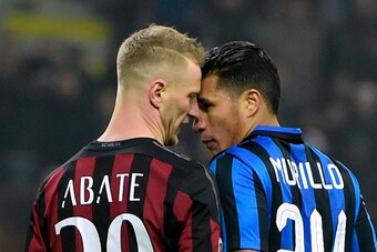 AC Milan's Italian defender Ignazio Abate (L) argues with Inter Milan's Colombian defender Jeison Murillo during the Italian Serie A football match between AC Milan and Inter Milan at San Siro Stadium in Milan on January 31, 2016. / AFP / OLIVIER MORIN   