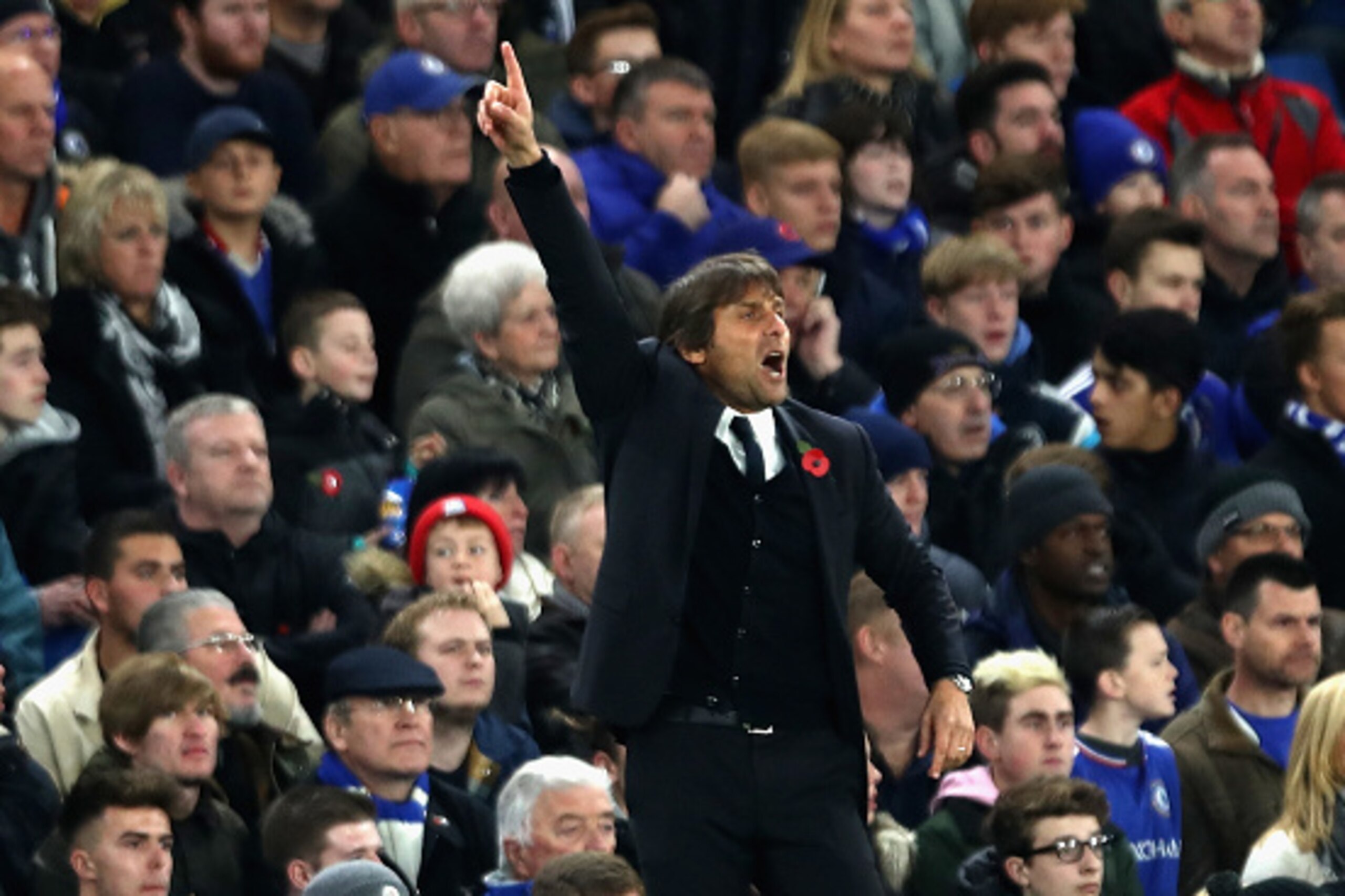 LONDON, ENGLAND - NOVEMBER 05: Antonio Conte, Manager of Chelsea gives his team instructions during the Premier League match between Chelsea and Everton at Stamford Bridge on November 5, 2016 in London, England.  (Photo by Julian Finney/Getty Images)