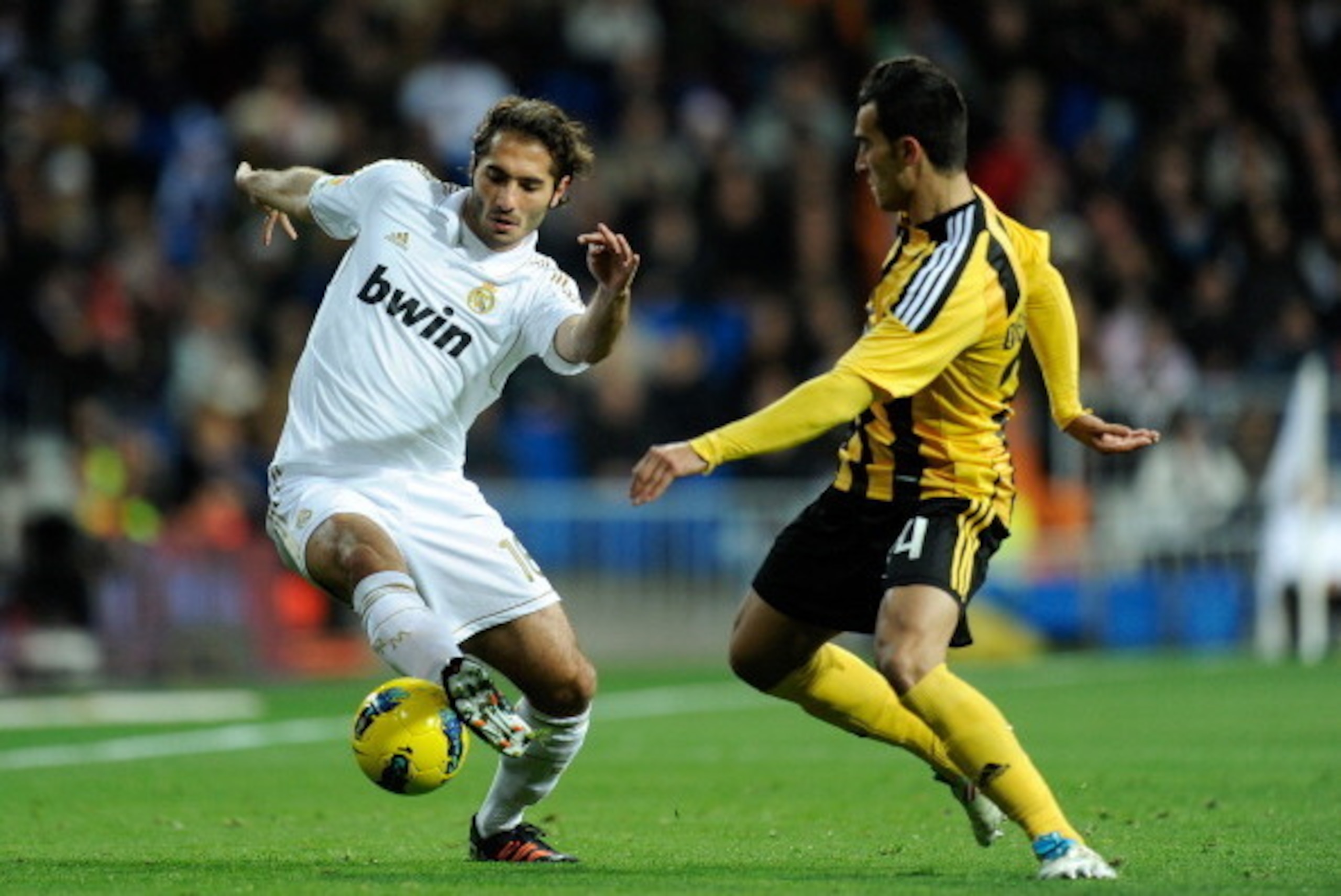 MADRID, SPAIN - JANUARY 28: Hamit Altintop (L) of Real Madrid is challenged by ;Javi Martinez of Real Zaragoza during the La Liga match between Real Madrid and Real Zaragoza at Estadio Santiago Bernabeu on January 28, 2012 in Madrid, Spain.  (Photo by Den