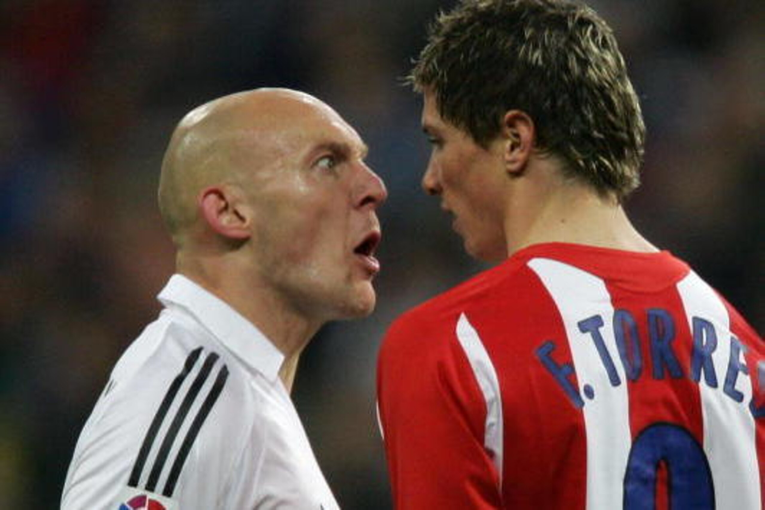 Madrid, SPAIN:  Real Madrid's Thomas Gravesen (L) eyes up Athletico Madrid's Fernando Torres during their Spanish league football match at the Santiago Bernabeu stadium in Madrid, 04 March 2006.                   AFP PHOTO/PHILIPPE DESMAZES  (Photo credit