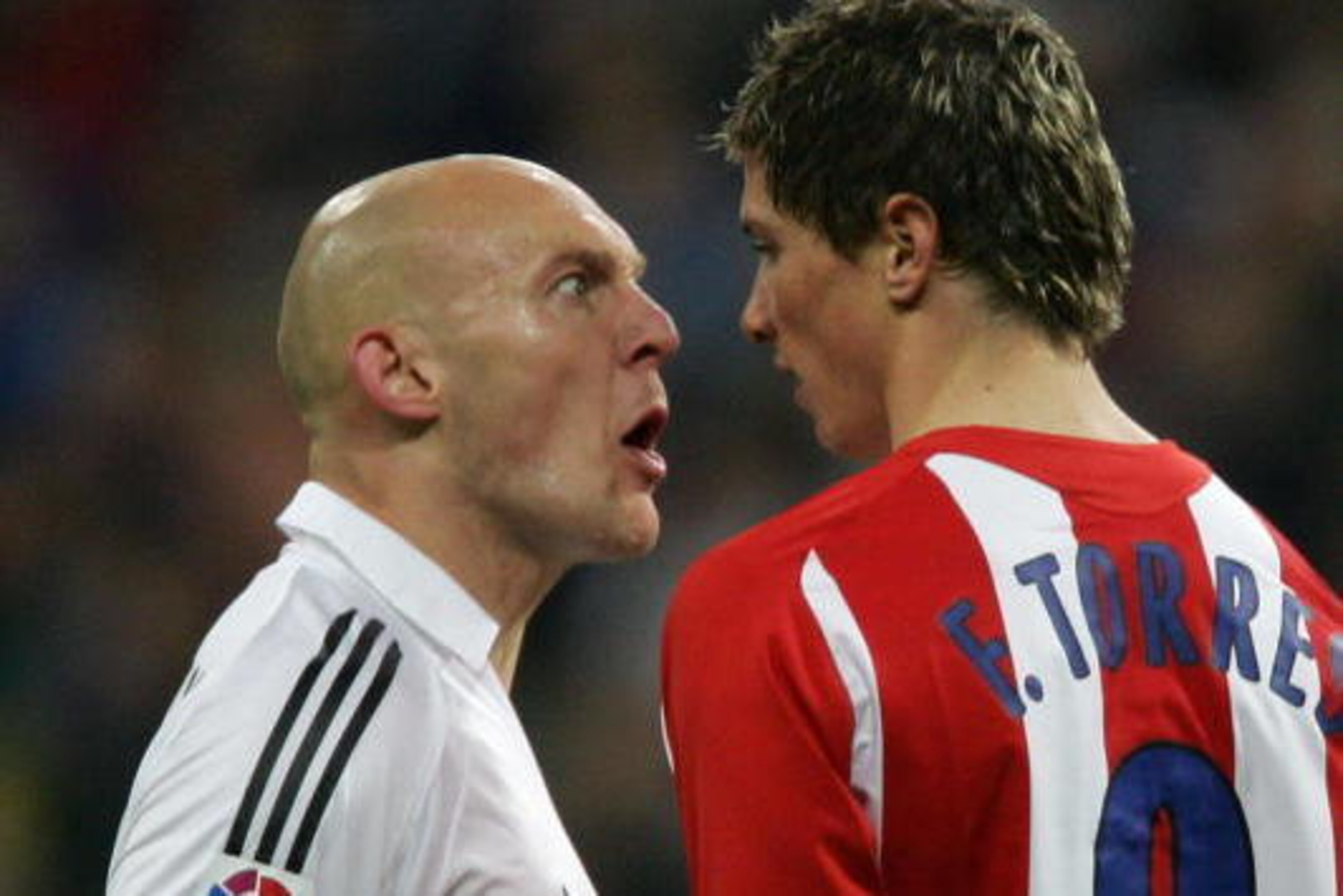 Madrid, SPAIN:  Real Madrid's Thomas Gravesen (L) eyes up Athletico Madrid's Fernando Torres during their Spanish league football match at the Santiago Bernabeu stadium in Madrid, 04 March 2006.                   AFP PHOTO/PHILIPPE DESMAZES  (Photo credit