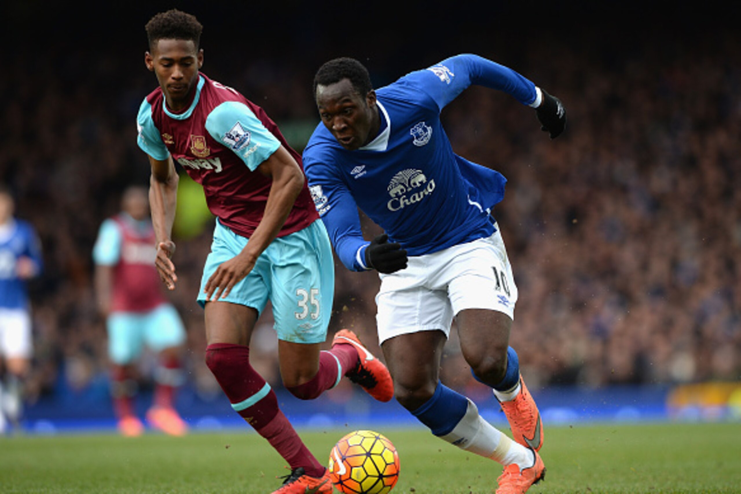 LIVERPOOL, ENGLAND - MARCH 05:  Romelu Lukaku of Everton and Reece Oxford of West Ham United compete for the ball during the Barclays Premier League match between Everton and West Ham United at Goodison Park on March 5, 2016 in Liverpool, England.  (Photo