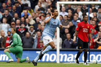 Manchester City's Geovanni (C) reacts after scoring the opening goal as Manchester United's goalkeeper Edwin Van der Sar (L) looks back during the Premiership football match at the City of Manchester Stadium 19 August 2007.  AFP PHOTO ADRIAN DENNIS   Mobi