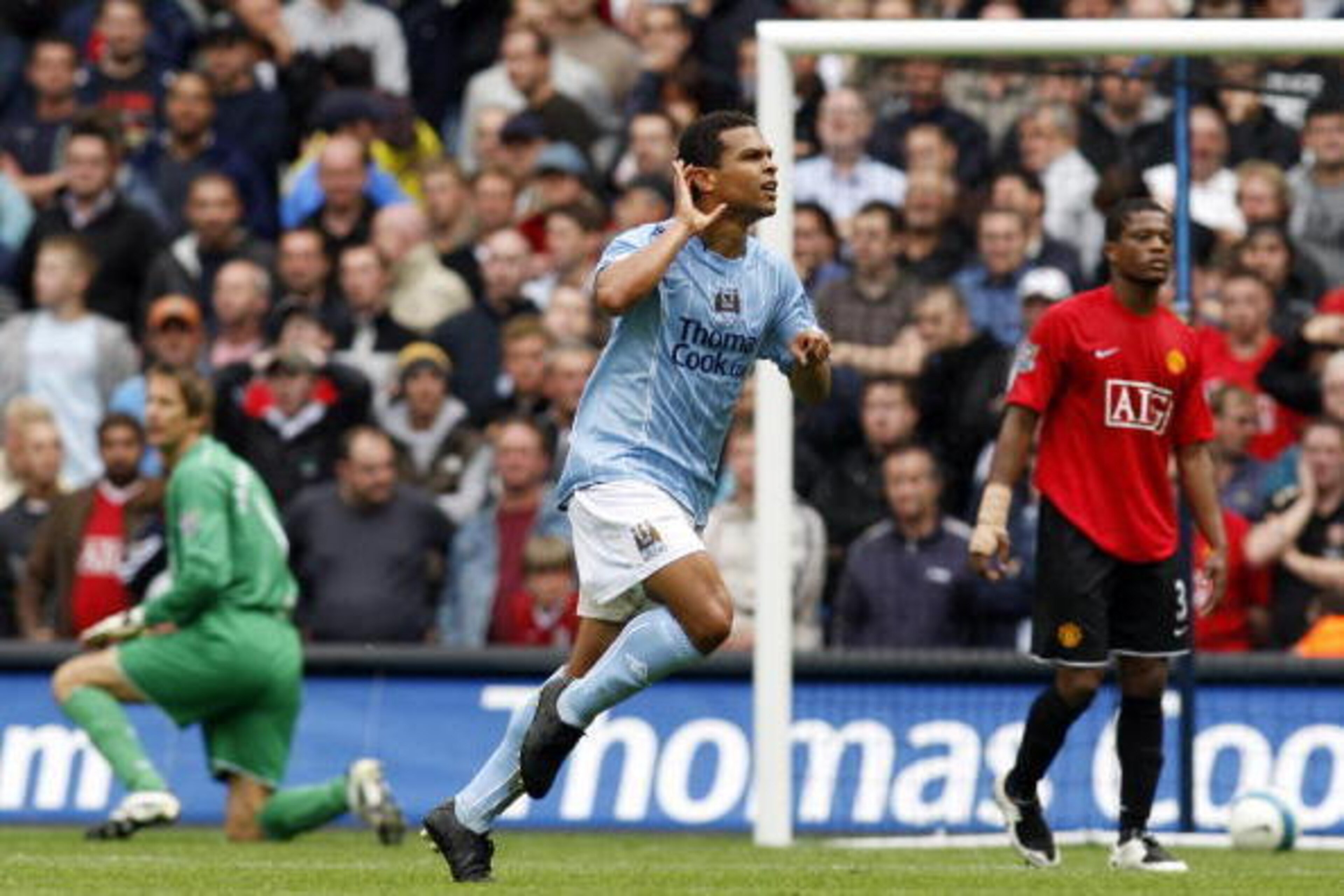 Manchester City's Geovanni (C) reacts after scoring the opening goal as Manchester United's goalkeeper Edwin Van der Sar (L) looks back during the Premiership football match at the City of Manchester Stadium 19 August 2007. AFP PHOTO ADRIAN DENNIS Mobi Manchester City's Geovanni (C) reacts after scoring the opening goal as Manchester United's goalkeeper Edwin Van der Sar (L) looks back during the Premiership football match at the City of Manchester Stadium 19 August 2007. AFP PHOTO ADRIAN DENNIS Mobi