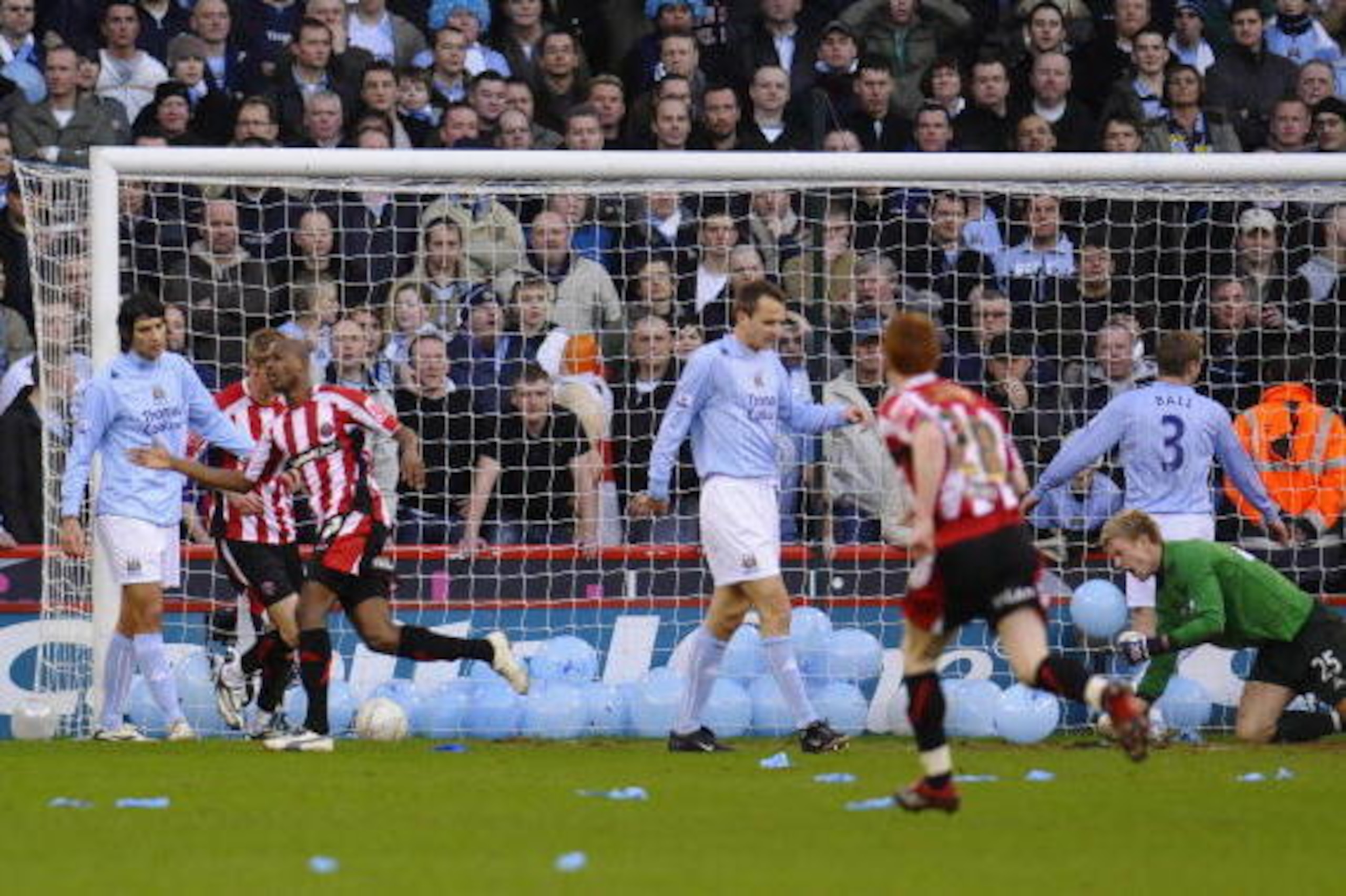 Sheffield United's Luton Shelton (2L) celebrates after he scores to make it 1-0 against Manchester City's during their FA cup 4th round match at Bramall Lane, Sheffield, 27 January 2008. AFP Photo / Paul Barker (Photo credit should read PAUL BARKER/AFP/Ge