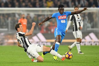 TURIN, ITALY - OCTOBER 29:  Stephan Lichtsteiner (L) of Juventus FC tackles Amadou Diawara of SSC Napoli during the Serie A match between Juventus FC and SSC Napoli at Juventus Stadium on October 29, 2016 in Turin, Italy.  (Photo by Valerio Pennicino/Gett