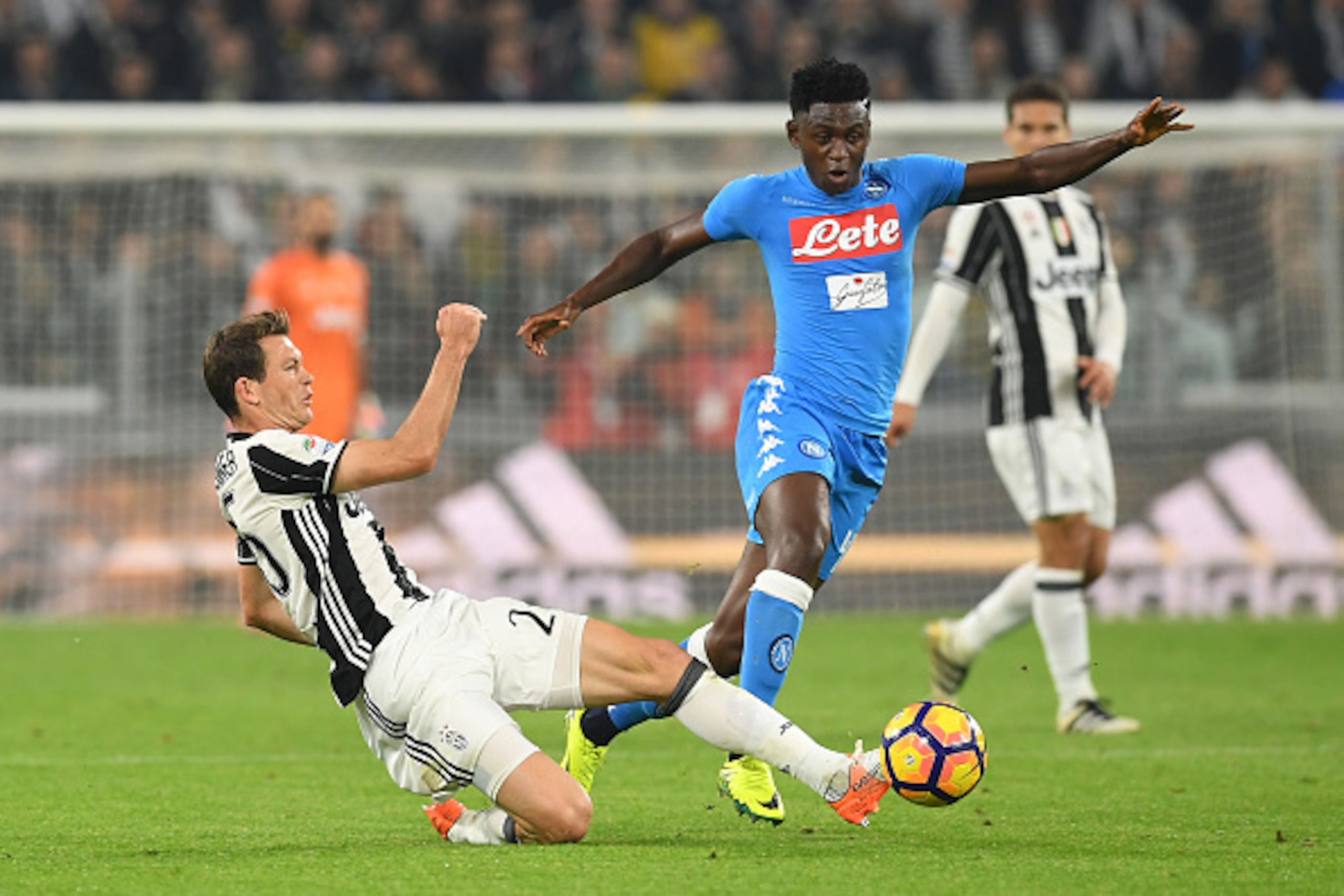 TURIN, ITALY - OCTOBER 29:  Stephan Lichtsteiner (L) of Juventus FC tackles Amadou Diawara of SSC Napoli during the Serie A match between Juventus FC and SSC Napoli at Juventus Stadium on October 29, 2016 in Turin, Italy.  (Photo by Valerio Pennicino/Gett