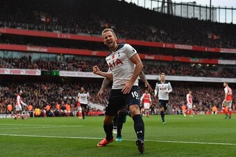 Tottenham Hotspur's English striker Harry Kane celebrates scoring his team's first goal from the penalty spot during the English Premier League football match between Arsenal and Tottenham Hotspur at the Emirates Stadium in London on November 6, 2016.  / 