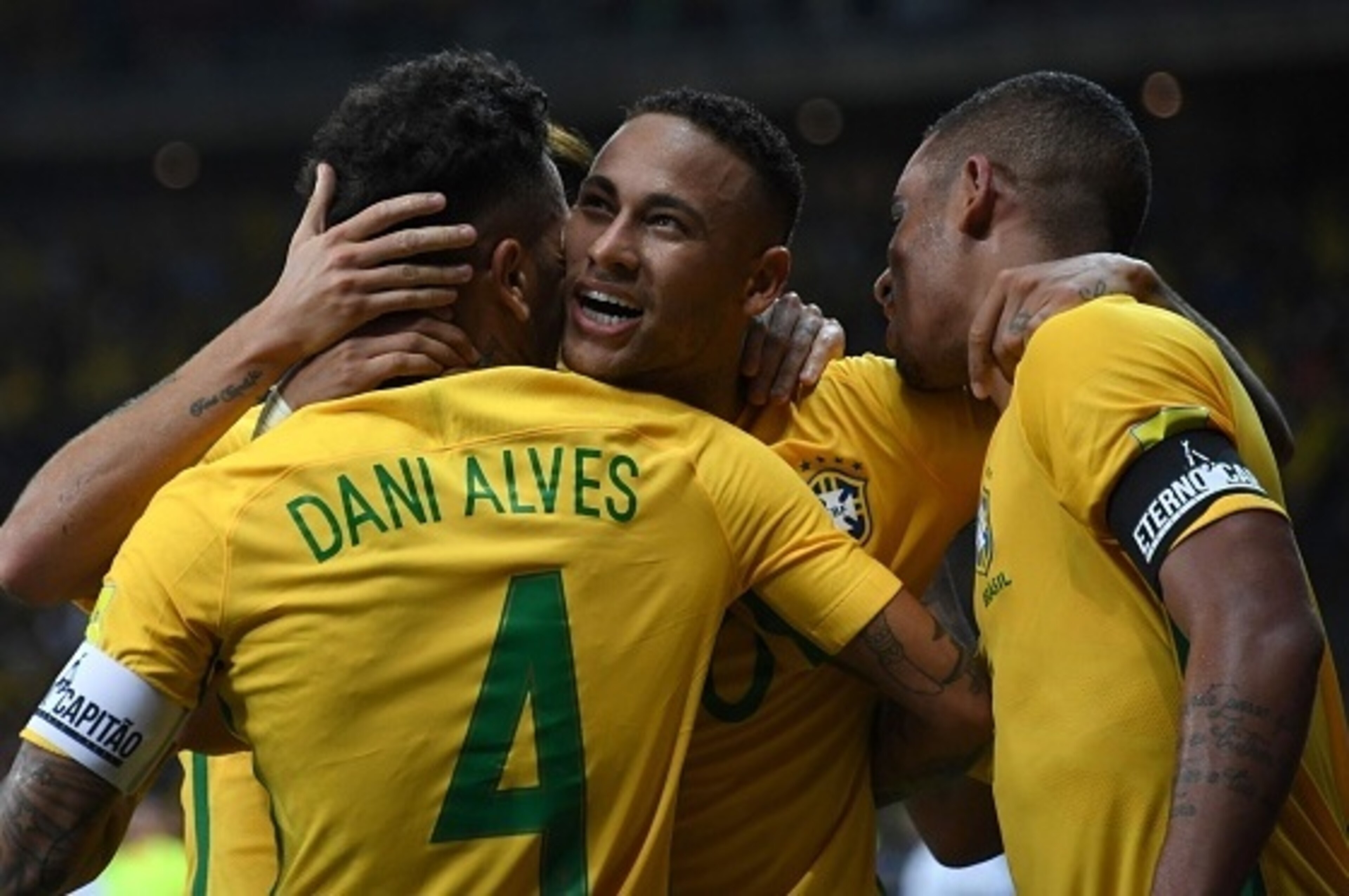 Brazil's Neymar (C) celebrates with teammates after scoring against Argentina during their 2018 FIFA World Cup qualifier football match in Belo Horizonte, Brazil, on November 10, 2016. / AFP / VANDERLEI ALMEIDA        (Photo credit should read VANDERLEI A