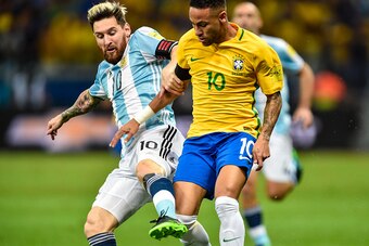 BELO HORIZONTE, BRAZIL - NOVEMBER 10: Neymar #10 of Brazil and Messi #10 of Argentina battle for the ball during a match between Brazil and Argentina as part 2018 FIFA World Cup Russia Qualifier at Mineirao stadium on November 10, 2016 in Belo Horizonte, 