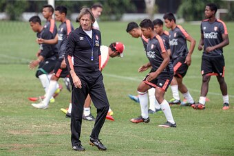 Peru's national football coach Ricardo Gareca is pictured during a training session in Lima on November 9, 2016 ahead of their WC 2018 qualifier matches against Paraguay and Brazil. / AFP / ERNESTO BENAVIDES        (Photo credit should read ERNESTO BENAVI