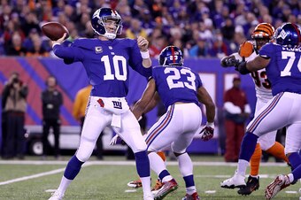 EAST RUTHERFORD, NJ - NOVEMBER 14:  Eli Manning #10 of the New York Giants throws a pass against the Cincinnati Bengals during the first quarter of the game at MetLife Stadium on November 14, 2016 in East Rutherford, New Jersey.  (Photo by Al Bello/Getty 