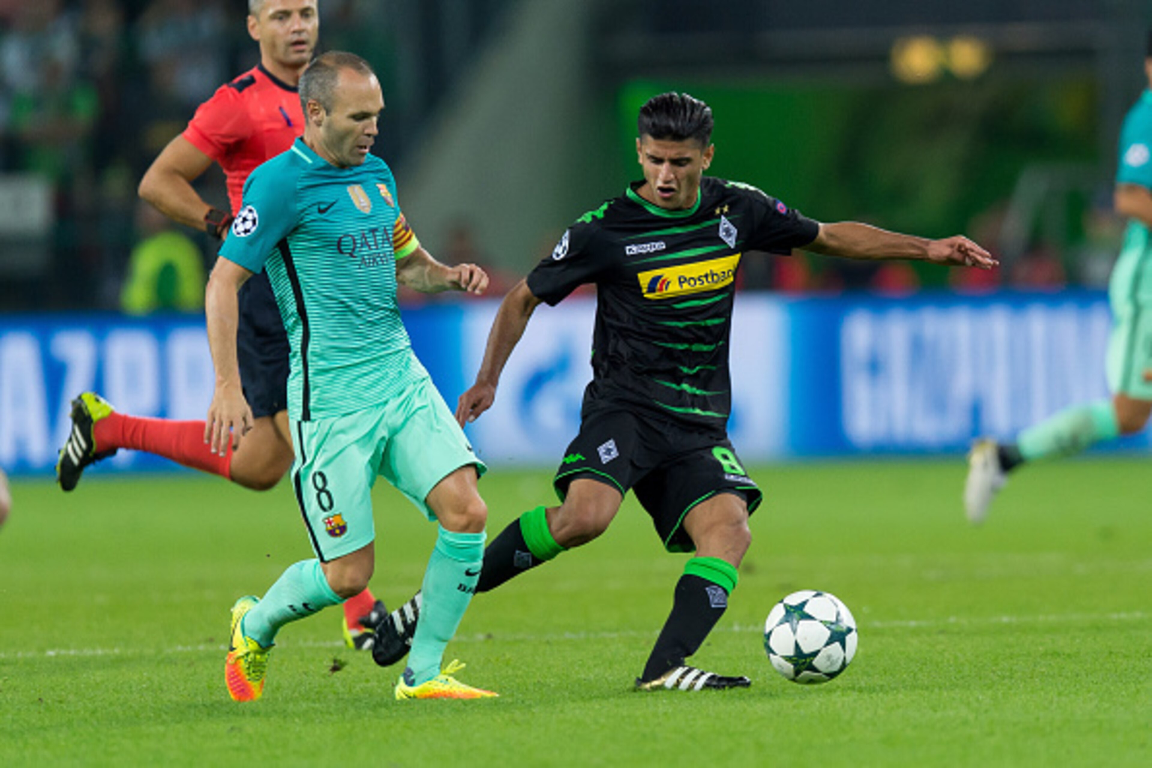 Moenchengladbach, Germany 28.09.2016, UEFA Champions League - 2016/17 Season, Group C - Matchday 2, Borussia Moenchengladbach - FC Barcelona, 1:2, Andres Iniesta (Barcelona) und Mahmoud Dahoud (Moenchengladbach) (Photo by TF-Images/Getty Images) Moenchengladbach, Germany 28.09.2016, UEFA Champions League - 2016/17 Season, Group C - Matchday 2, Borussia Moenchengladbach - FC Barcelona, 1:2, Andres Iniesta (Barcelona) und Mahmoud Dahoud (Moenchengladbach) (Photo by TF-Images/Getty Images)