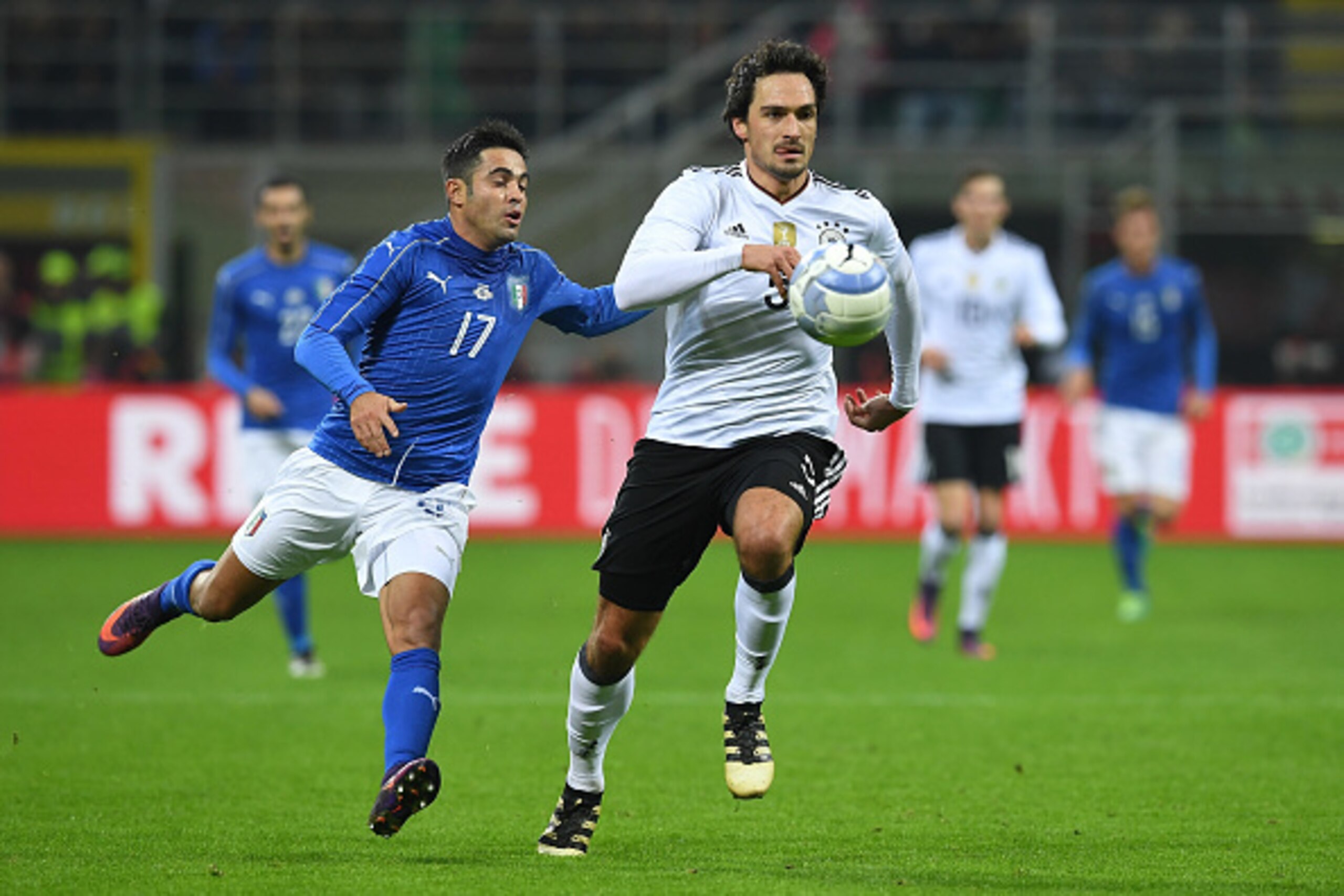 MILAN, ITALY - NOVEMBER 15:  Eder of Italy fights for the ball with Mats Hummels of Germany during the International Friendly Match between Italy and Germany at Giuseppe Meazza Stadium on November 15, 2016 in Milan, .  (Photo by Valerio Pennicino/Getty Im