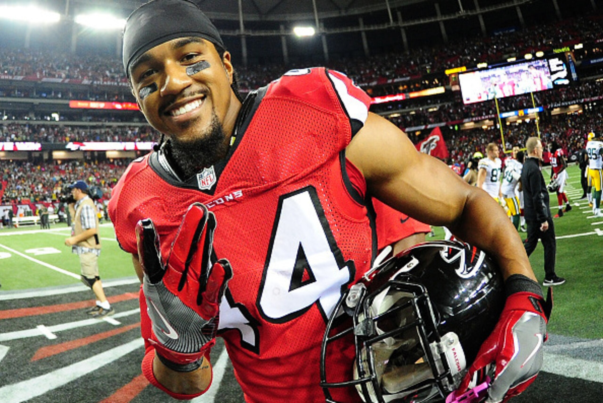 ATLANTA, GA - OCTOBER 30: VicBeasley #44 of the Atlanta Falcons celebrates after the game against the Green Bay Packers at the Georgia Dome on October 30, 2016 in Atlanta, Georgia. (Photo by Scott Cunningham/Getty Images) ATLANTA, GA - OCTOBER 30: VicBeasley #44 of the Atlanta Falcons celebrates after the game against the Green Bay Packers at the Georgia Dome on October 30, 2016 in Atlanta, Georgia. (Photo by Scott Cunningham/Getty Images)
