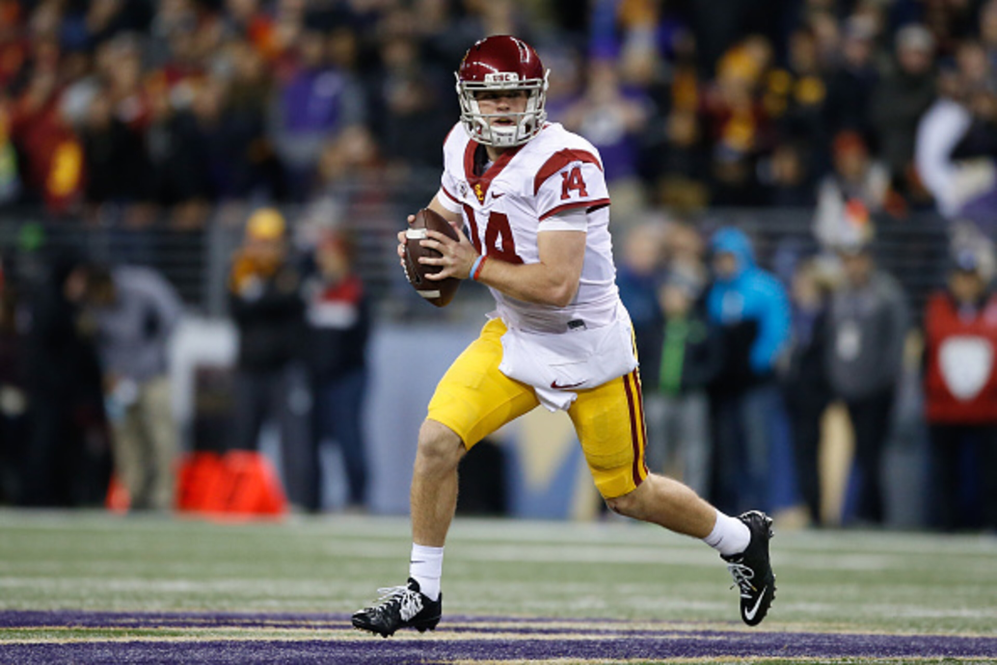 SEATTLE, WA - NOVEMBER 12:  Quarterback Sam Darnold #14 of the USC Trojans looks downfield to pass against the Washington Huskies on November 12, 2016 at Husky Stadium in Seattle, Washington.  (Photo by Otto Greule Jr/Getty Images)