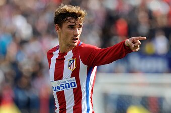 MADRID, SPAIN - SEPTEMBER 17:  Antoine Greizmann of Club Atletico de Madrid reacts during the La Liga match between Club Atletico de Madrid and Real Sporting de Gijon at Vicente Calderon Stadium on September 17, 2016 in Madrid, Spain.  (Photo by Denis Doy