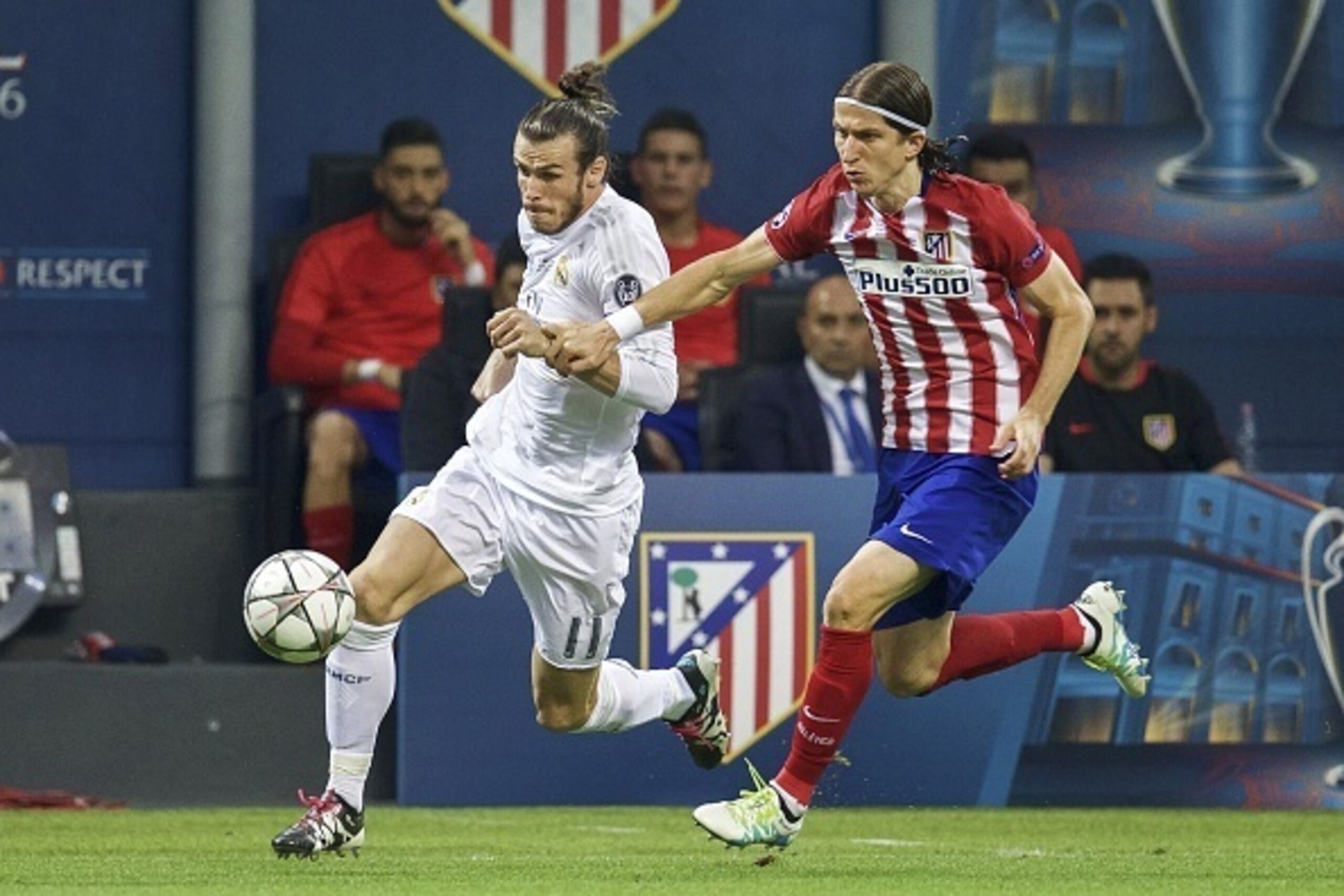 (L-R) Gareth Bale of Real Madrid, Filipe Luis of Club Atletico de Madrid during the UEFA Champions League final match between Real Madrid and Atletico Madrid on May 28, 2016 at the Giuseppe Meazza San Siro stadium in Milan, Italy.(Photo by VI Images via G