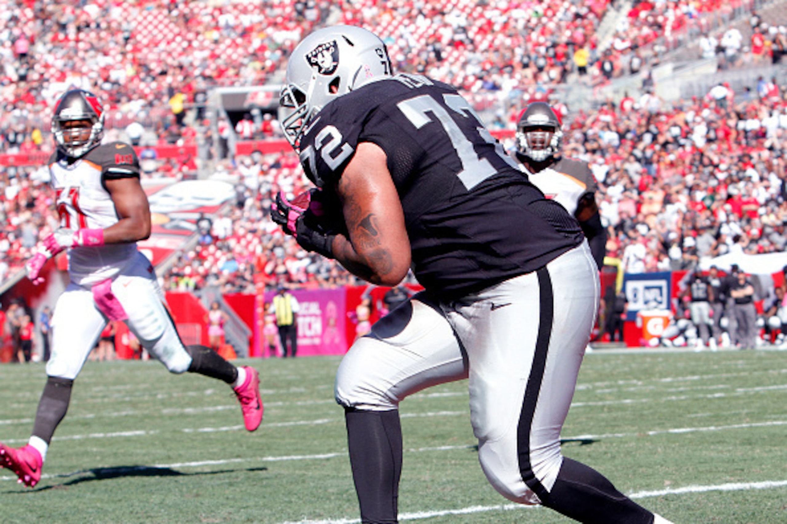 TAMPA, FL - OCTOBER 30: Tackle Donald Penn #72 of the Oakland Raiders catches a touchdown pass in the third quarter against the Tampa Bay Buccaneers to tie the game at 10-10 at Raymond James Stadium on October 30, 2016 in Tampa, Florida. (Photo by Joseph