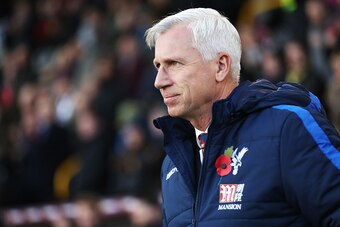 BURNLEY, ENGLAND - NOVEMBER 05: Crystal Palace manager Alan Pardew looks on during the Premier League match between Burnley and Crystal Palace at Turf Moor on November 5, 2016 in Burnley, England. (Photo by Ian MacNicol/Getty Images)