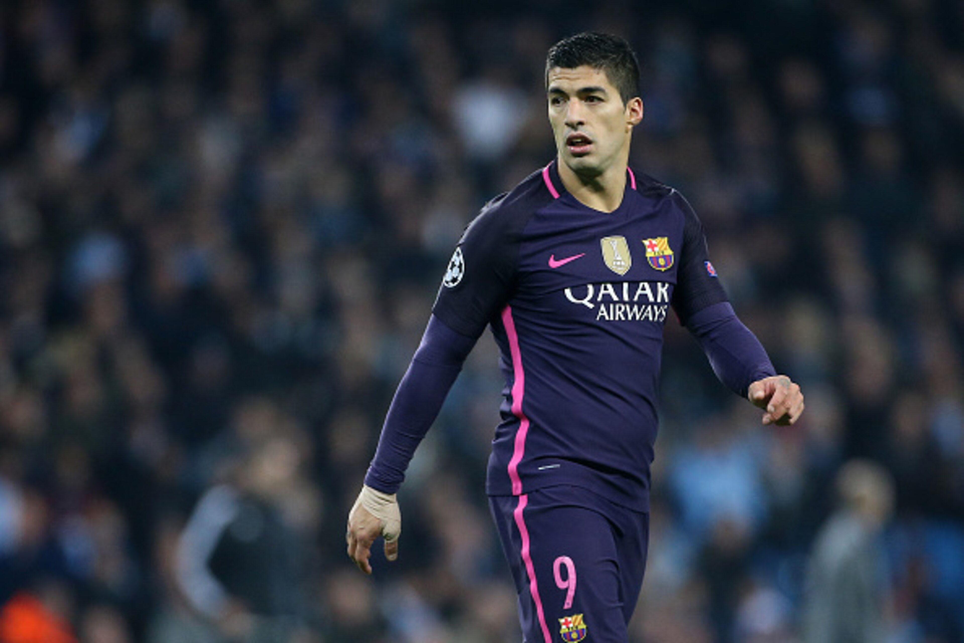 MANCHESTER, ENGLAND - NOVEMBER 1: Luis Suarez of FC Barcelona looks on during the UEFA Champions League match between Manchester City FC and FC Barcelona at Etihad Stadium on November 1, 2016 in Manchester, England. (Photo by Jean Catuffe/Getty Images)